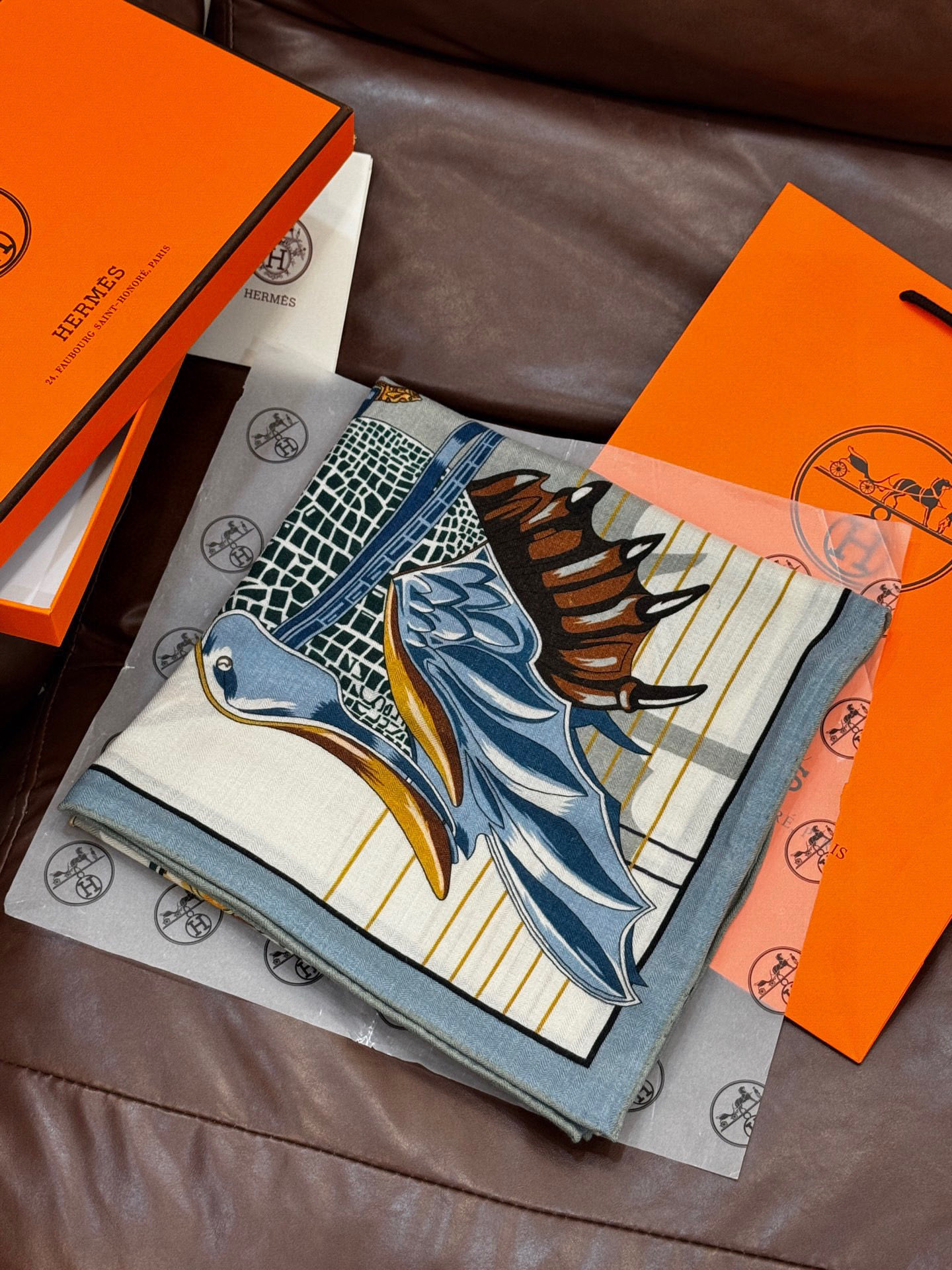  “鞍上世界”140丝毛方巾双面同色

手工卷边丝毛方巾（30%真丝70%羊毛）

这款披肩的经典单品展