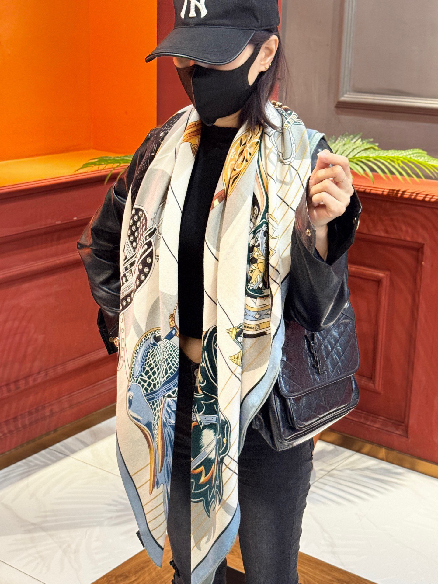  “鞍上世界”140丝毛方巾双面同色

手工卷边丝毛方巾（30%真丝70%羊毛）

这款披肩的经典单品展