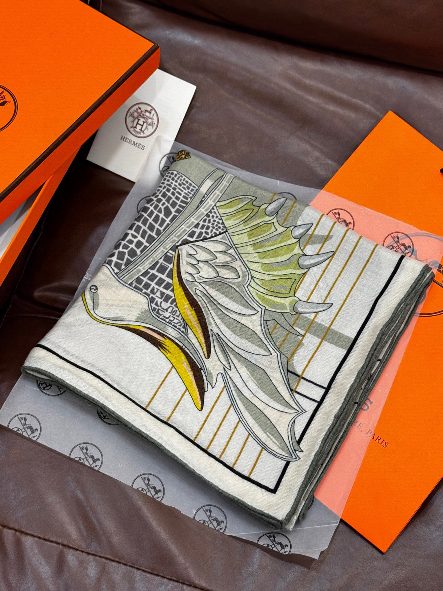  “鞍上世界”140丝毛方巾双面同色

手工卷边丝毛方巾（30%真丝70%羊毛）

这款披肩的经典单品展