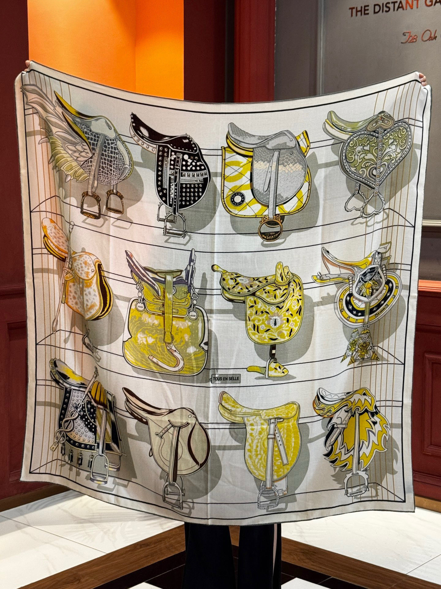  “鞍上世界”140丝毛方巾双面同色

手工卷边丝毛方巾（30%真丝70%羊毛）

这款披肩的经典单品展