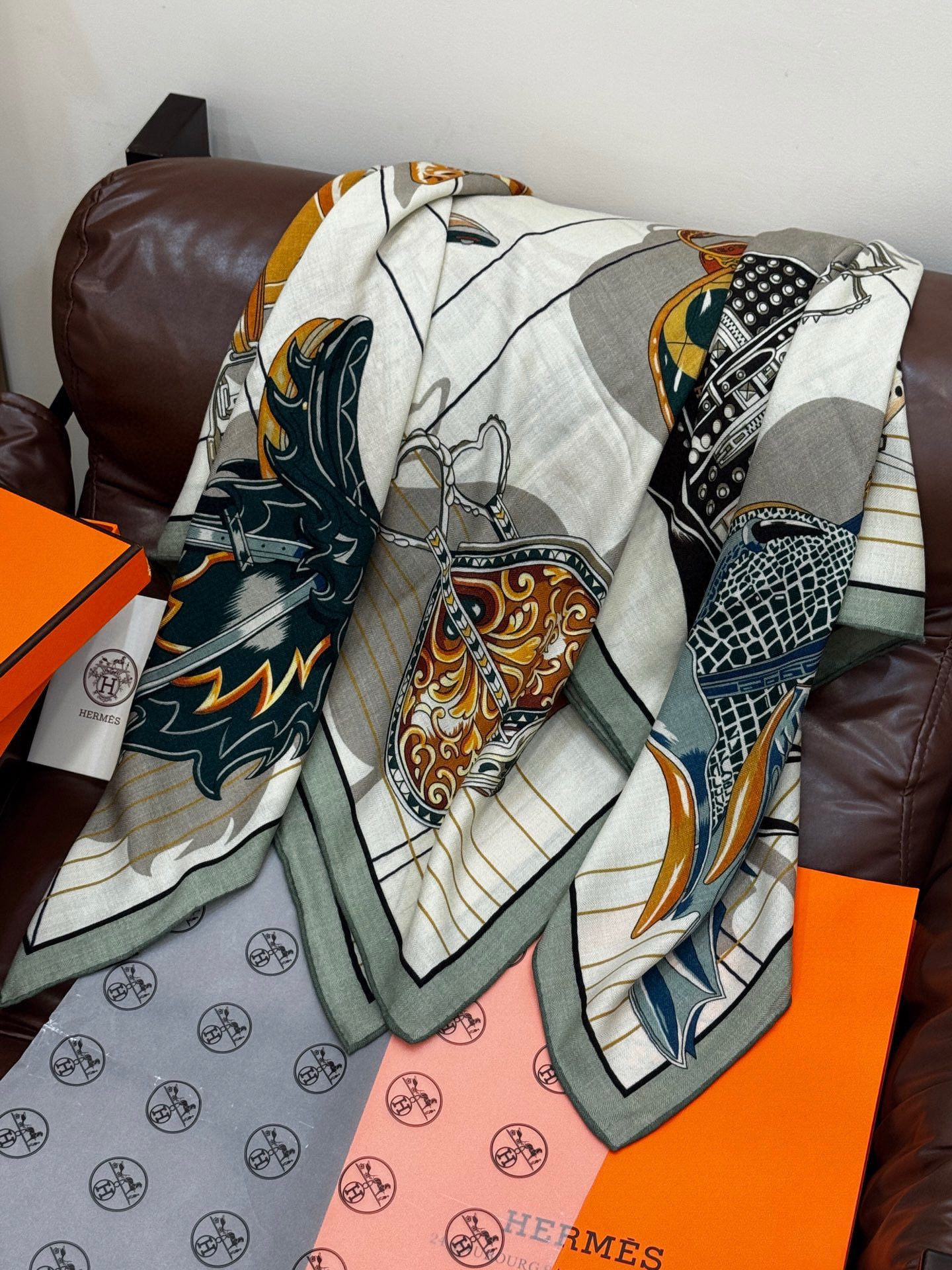  “鞍上世界”140丝毛方巾双面同色

手工卷边丝毛方巾（30%真丝70%羊毛）

这款披肩的经典单品展