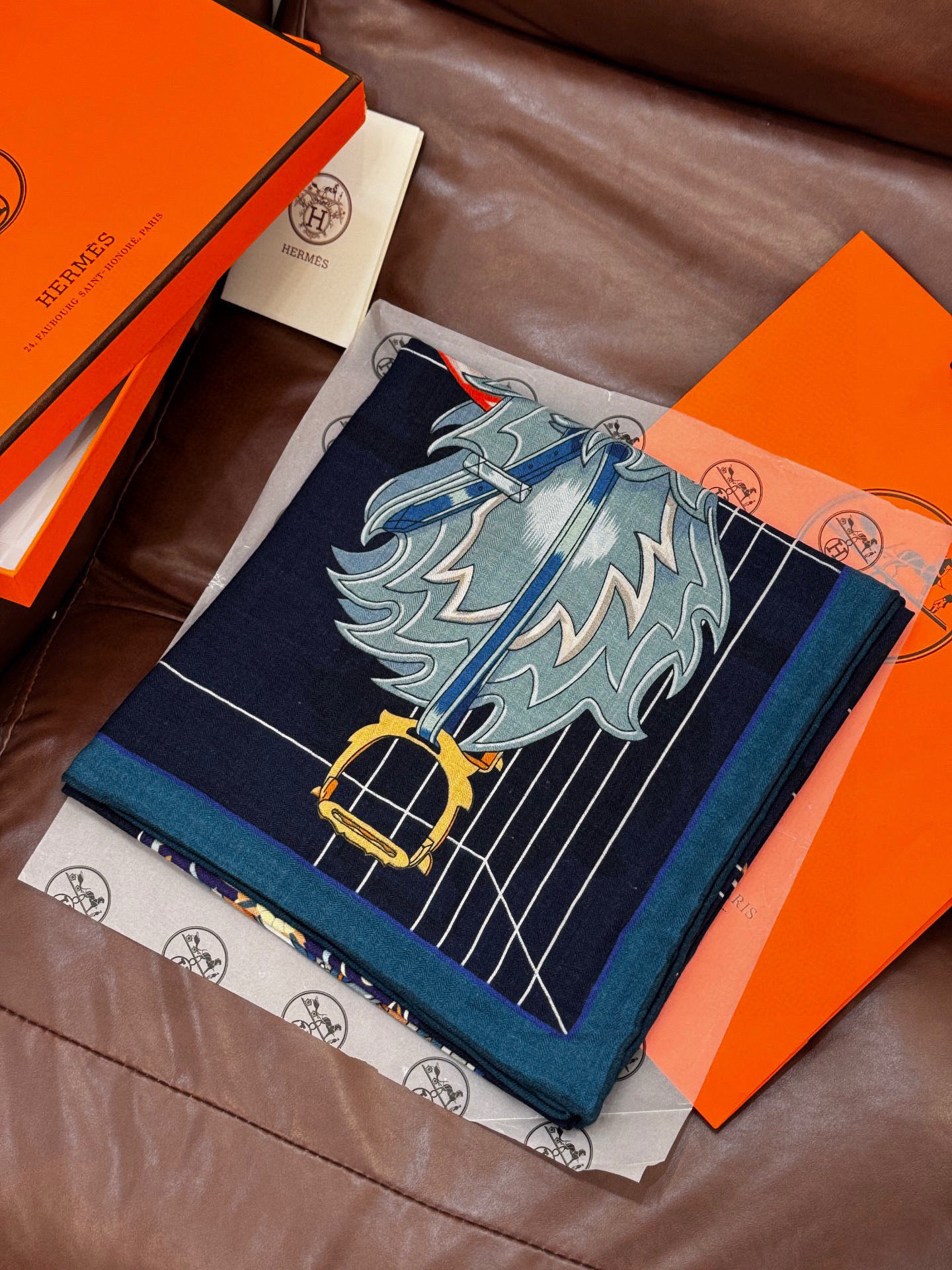  “鞍上世界”140丝毛方巾双面同色

手工卷边丝毛方巾（30%真丝70%羊毛）

这款披肩的经典单品展