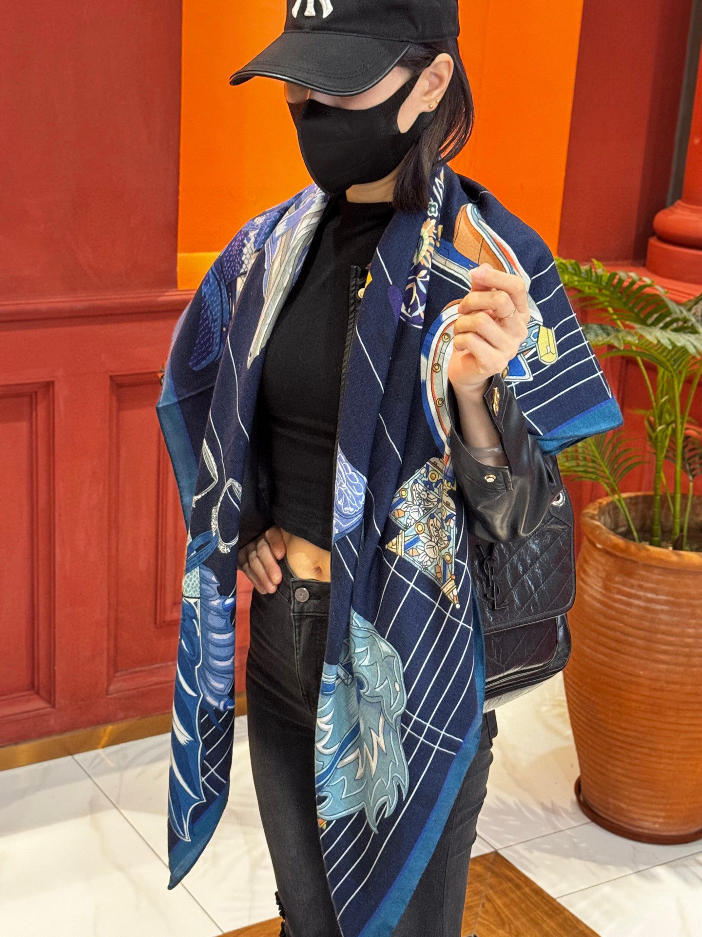  “鞍上世界”140丝毛方巾双面同色

手工卷边丝毛方巾（30%真丝70%羊毛）

这款披肩的经典单品展