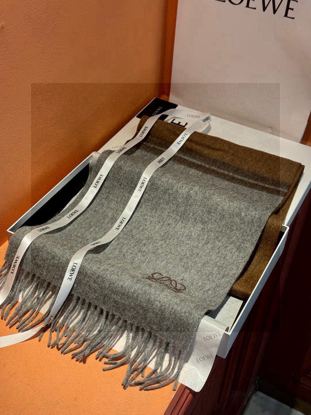   罗意威👍巴黎时装展商务男士女士通用双面羊绒披肩。代工厂臻选上乘的超细羊绒纤维 进行纯手工精梳处理 耗