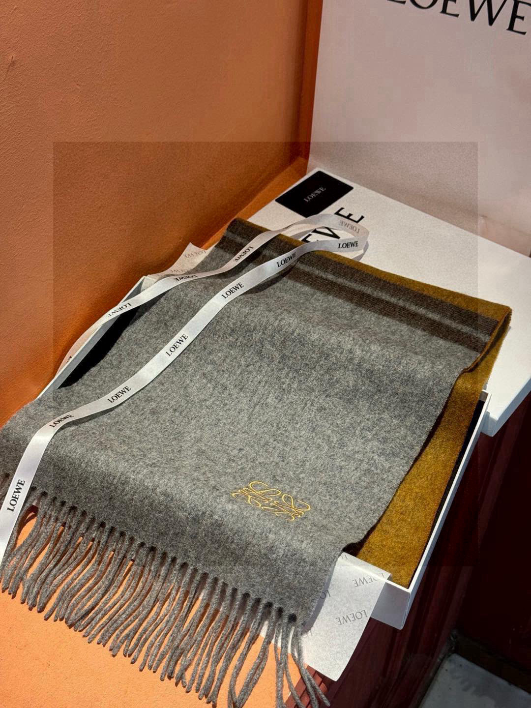   罗意威👍巴黎时装展商务男士女士通用双面羊绒披肩。代工厂臻选上乘的超细羊绒纤维 进行纯手工精梳处理 耗