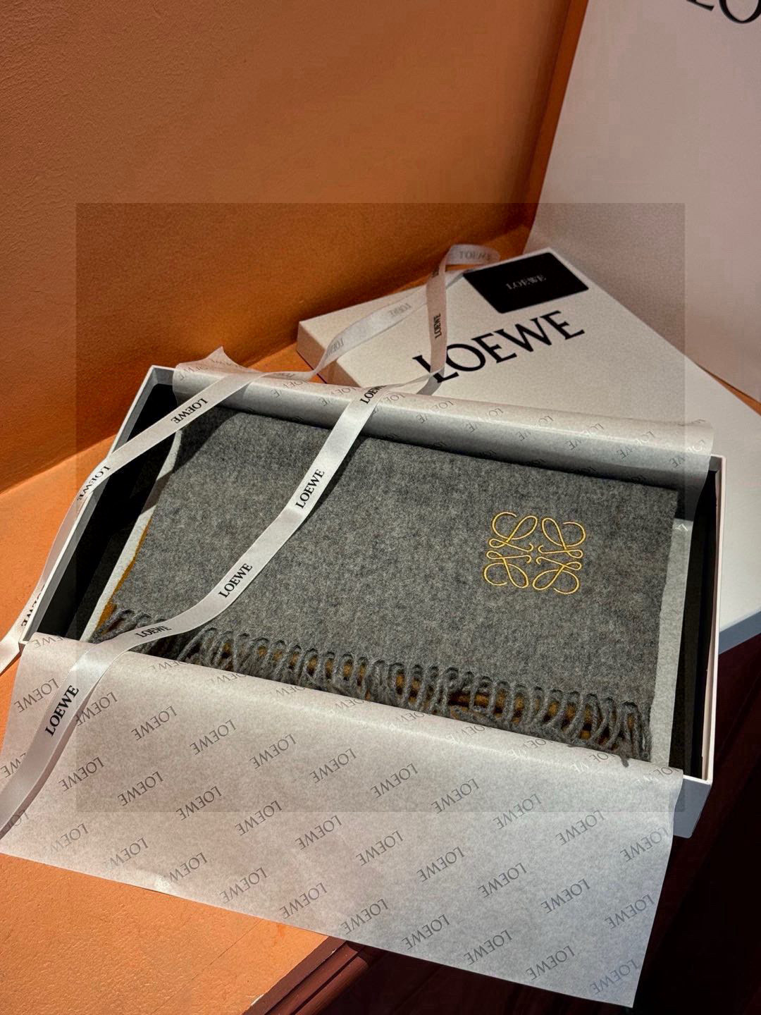   罗意威👍巴黎时装展商务男士女士通用双面羊绒披肩。代工厂臻选上乘的超细羊绒纤维 进行纯手工精梳处理 耗