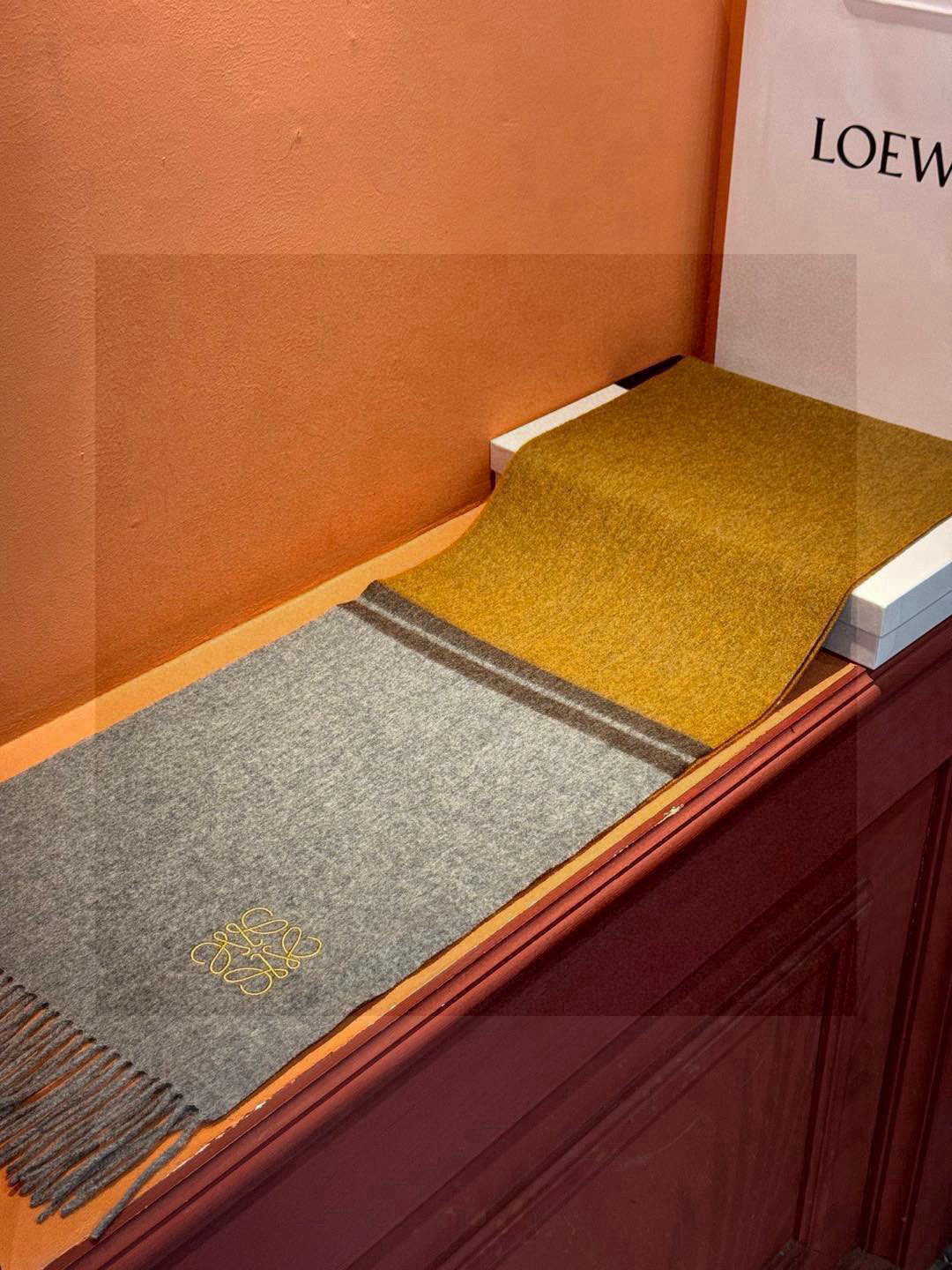   罗意威👍巴黎时装展商务男士女士通用双面羊绒披肩。代工厂臻选上乘的超细羊绒纤维 进行纯手工精梳处理 耗