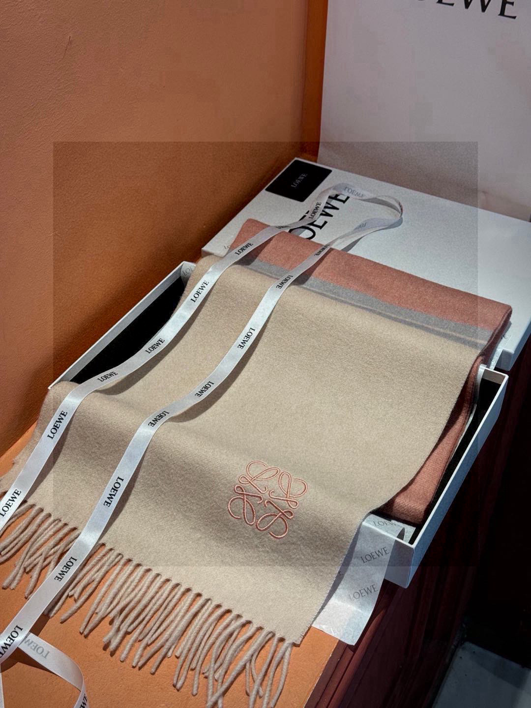   罗意威👍巴黎时装展商务男士女士通用双面羊绒披肩。代工厂臻选上乘的超细羊绒纤维 进行纯手工精梳处理 耗