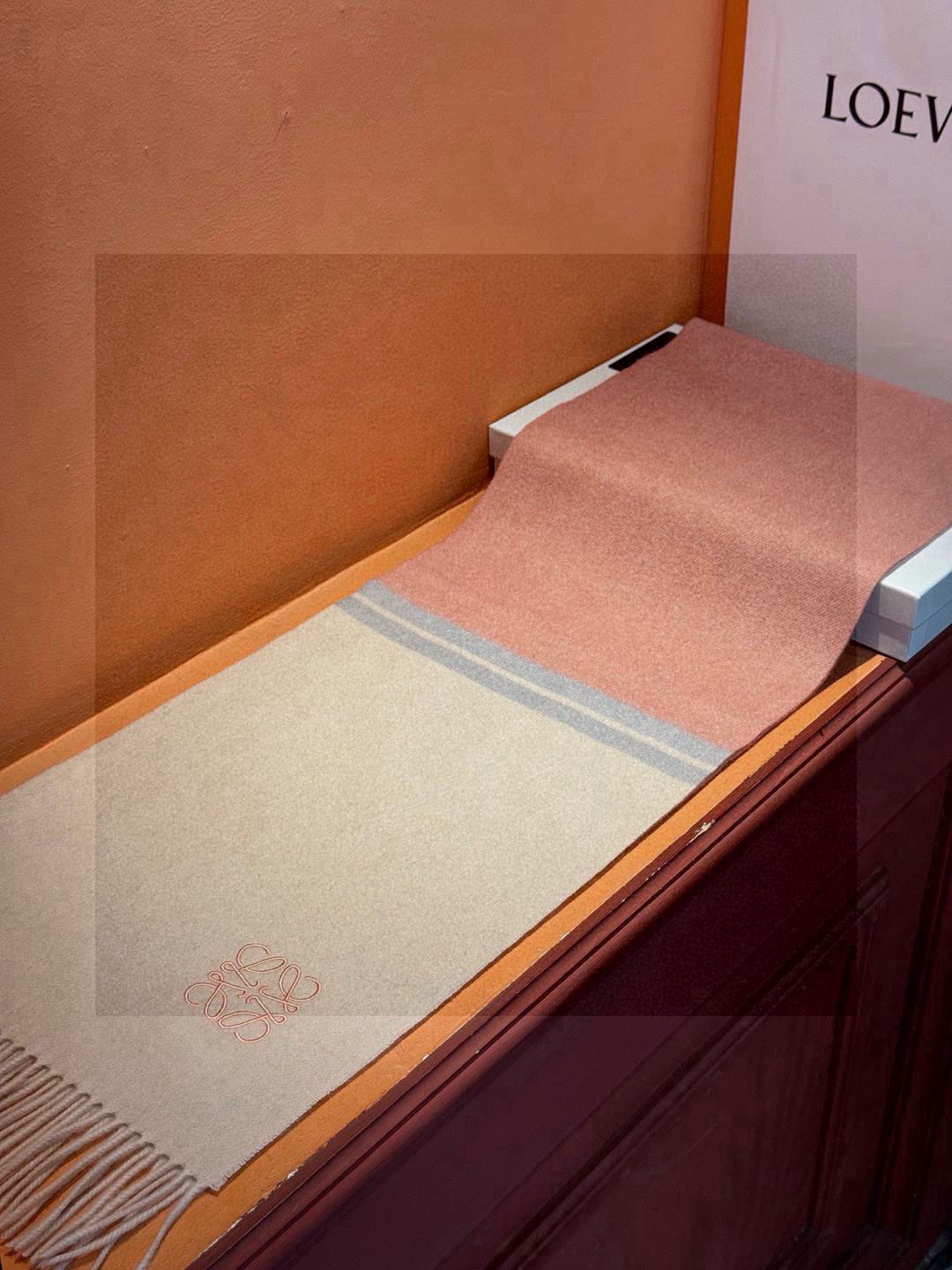   罗意威👍巴黎时装展商务男士女士通用双面羊绒披肩。代工厂臻选上乘的超细羊绒纤维 进行纯手工精梳处理 耗