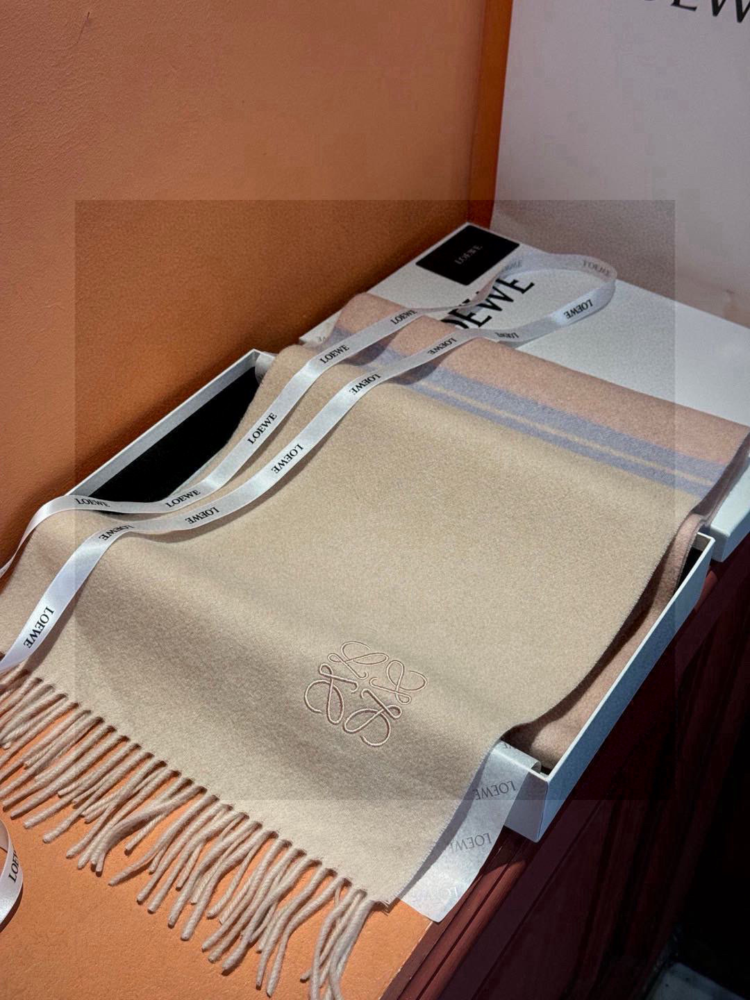   罗意威👍巴黎时装展商务男士女士通用双面羊绒披肩。代工厂臻选上乘的超细羊绒纤维 进行纯手工精梳处理 耗