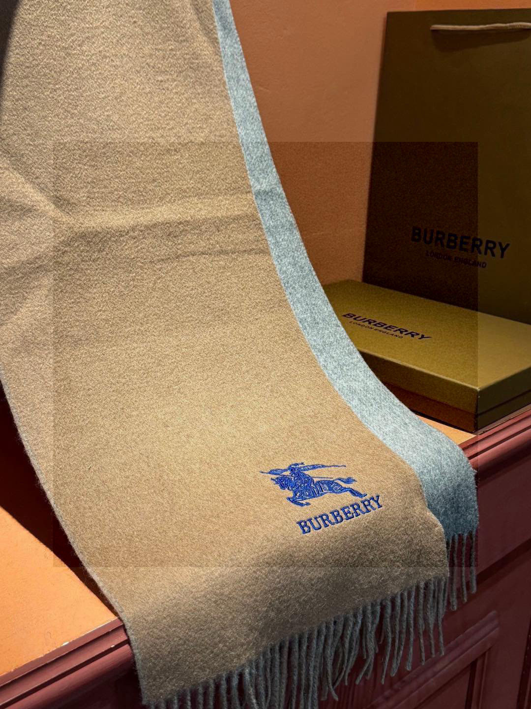  ✨✨太美了😍巴宝莉 情侣款 美到要尖叫😱专柜最新款🎊英伦欧美范儿 又是一款即时尚又实用的大围巾&长巾，