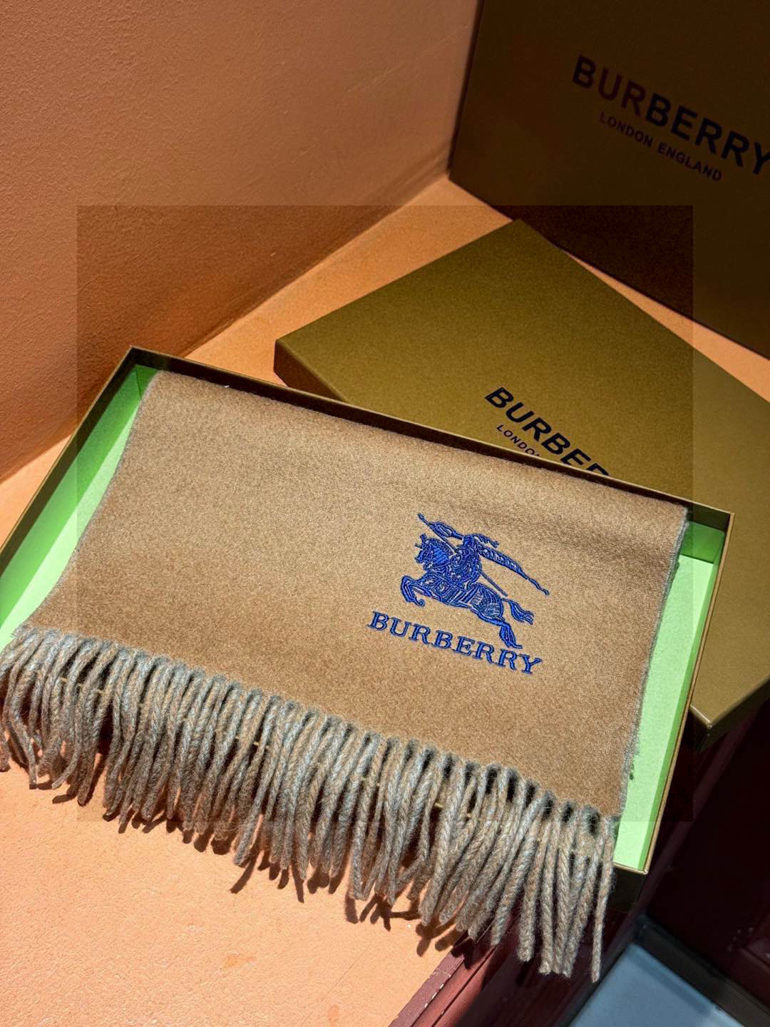  ✨✨太美了😍巴宝莉 情侣款 美到要尖叫😱专柜最新款🎊英伦欧美范儿 又是一款即时尚又实用的大围巾&长巾，