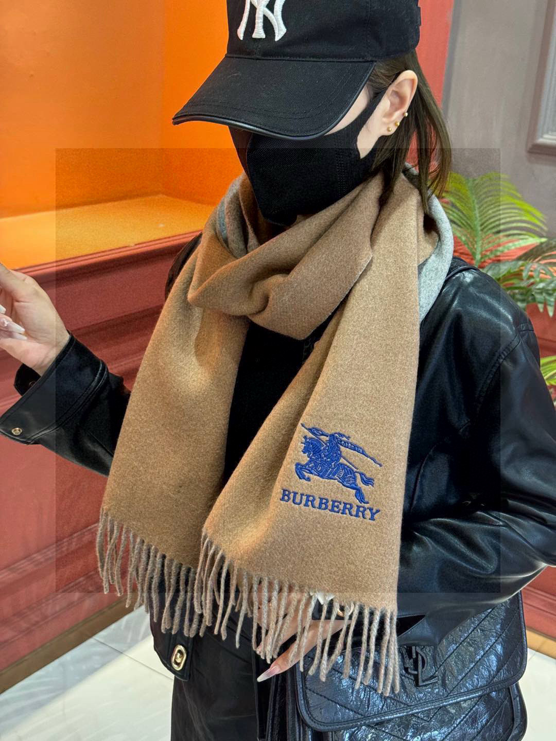  ✨✨太美了😍巴宝莉 情侣款 美到要尖叫😱专柜最新款🎊英伦欧美范儿 又是一款即时尚又实用的大围巾&长巾，