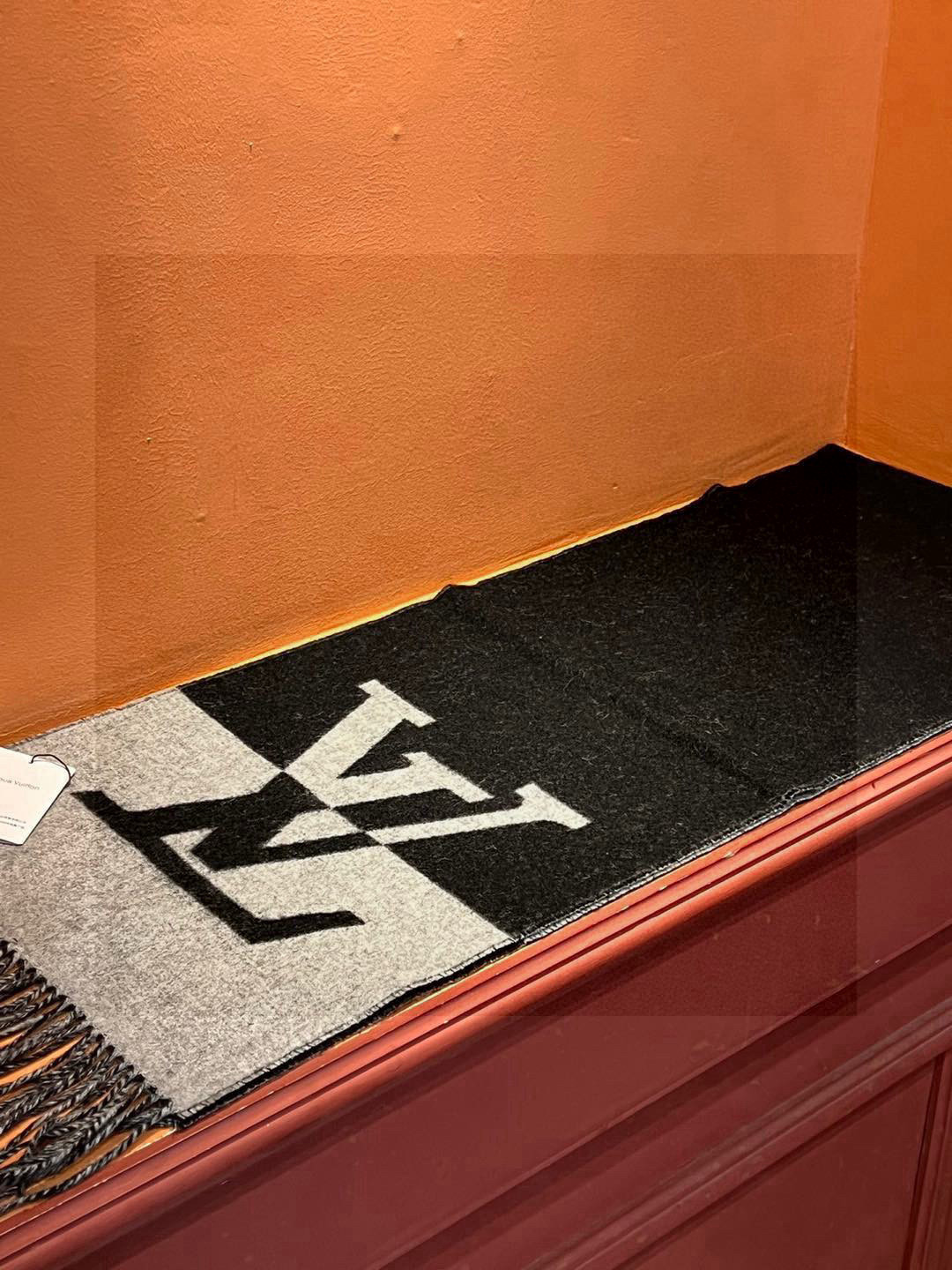   LV  GraPhic Dual围巾采用舒软毛诚信混纺裁出宽幅尺寸，以鲜明双色设计烘托LV字母，翻转