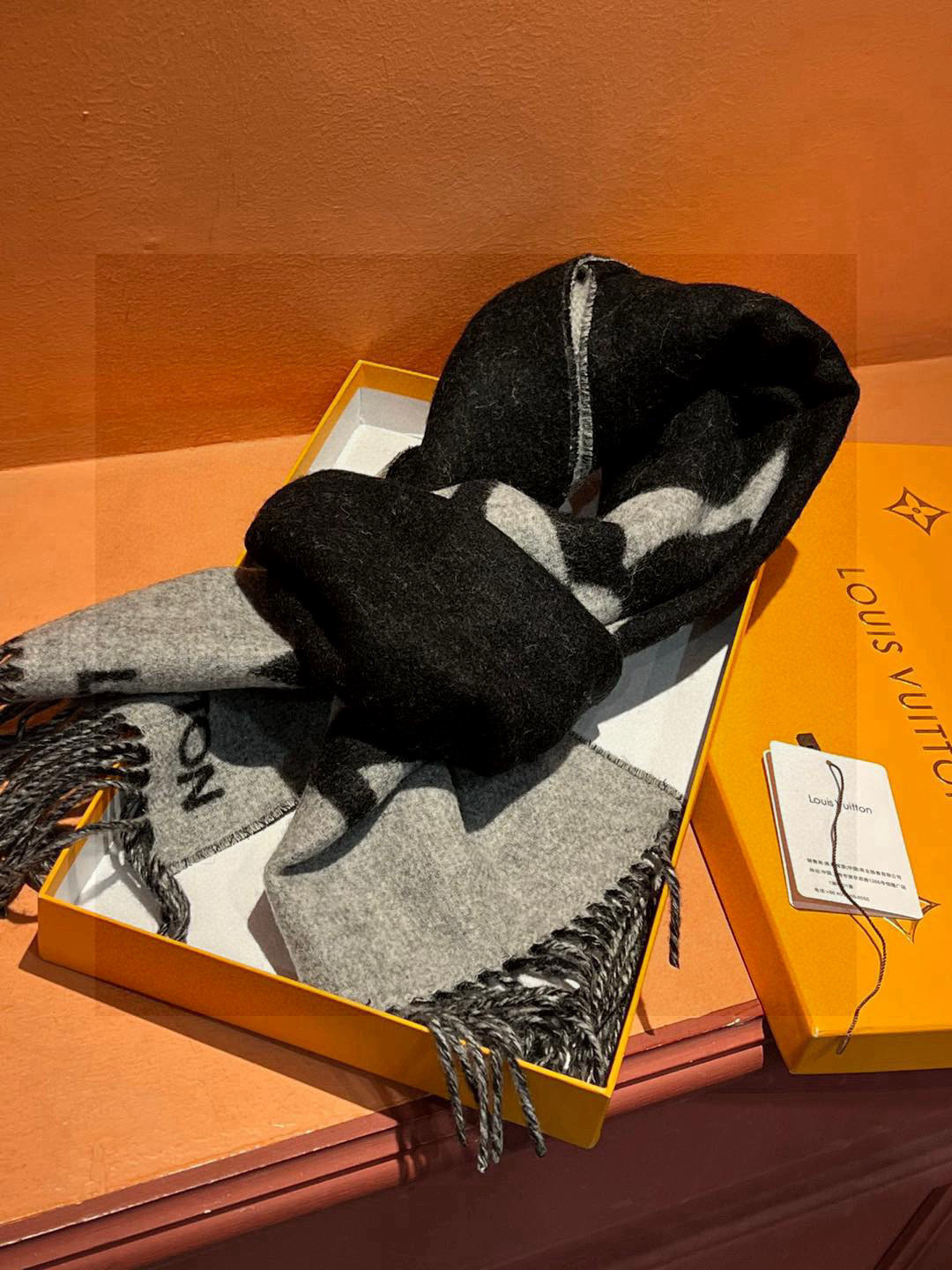   LV  GraPhic Dual围巾采用舒软毛诚信混纺裁出宽幅尺寸，以鲜明双色设计烘托LV字母，翻转