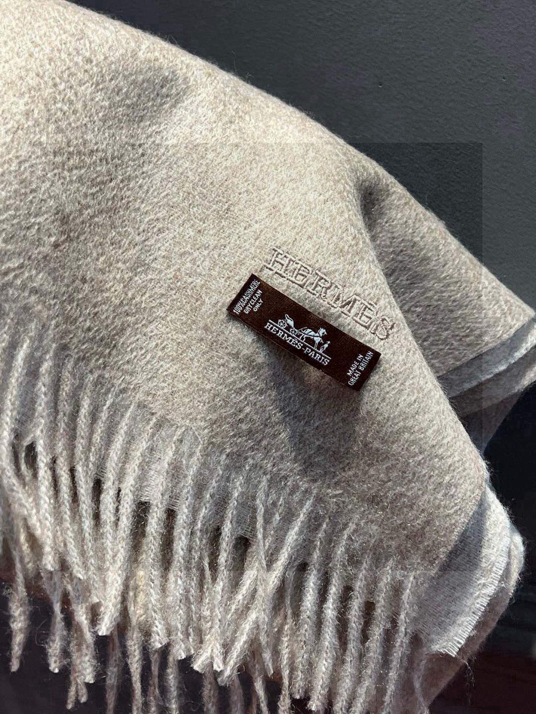     HERMFS【爱马仕】巴黎时装展双面羊绒围巾！采用蒙古高原细羊绒！手感满满地都是细腻的绒毛！这个