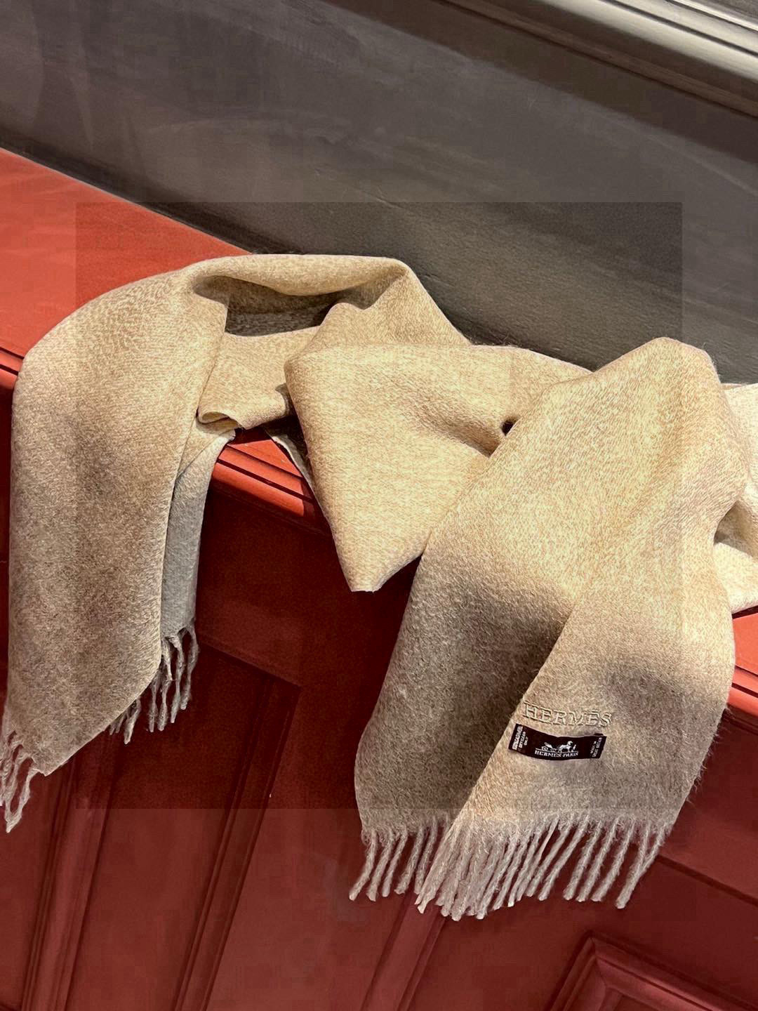     HERMFS【爱马仕】巴黎时装展双面羊绒围巾！采用蒙古高原细羊绒！手感满满地都是细腻的绒毛！这个