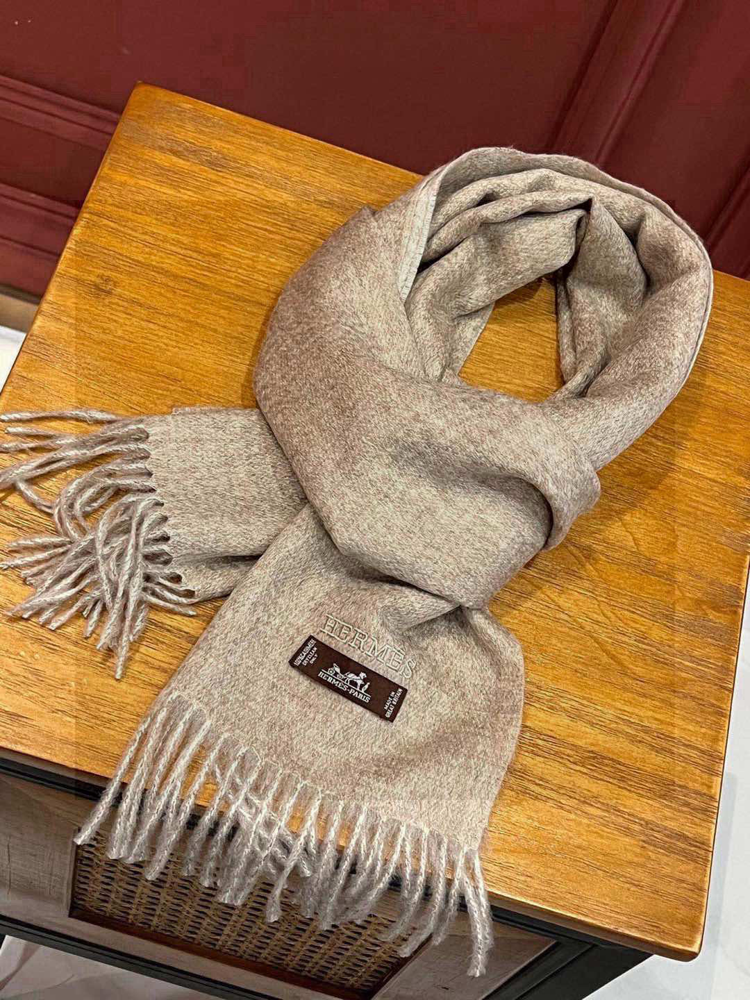     HERMFS【爱马仕】巴黎时装展双面羊绒围巾！采用蒙古高原细羊绒！手感满满地都是细腻的绒毛！这个