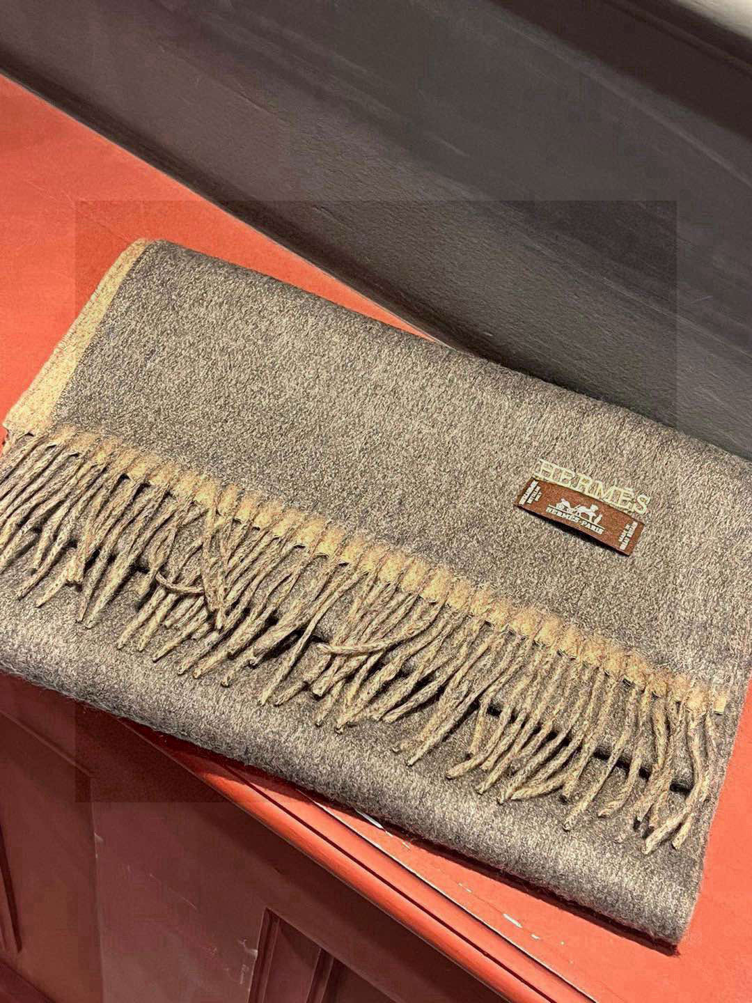     HERMFS【爱马仕】巴黎时装展双面羊绒围巾！采用蒙古高原细羊绒！手感满满地都是细腻的绒毛！这个