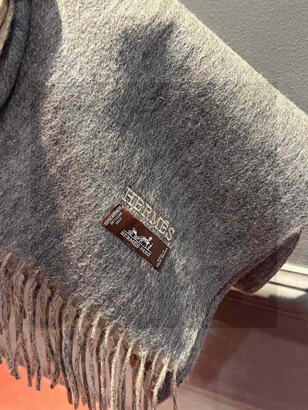     HERMFS【爱马仕】巴黎时装展双面羊绒围巾！采用蒙古高原细羊绒！手感满满地都是细腻的绒毛！这个