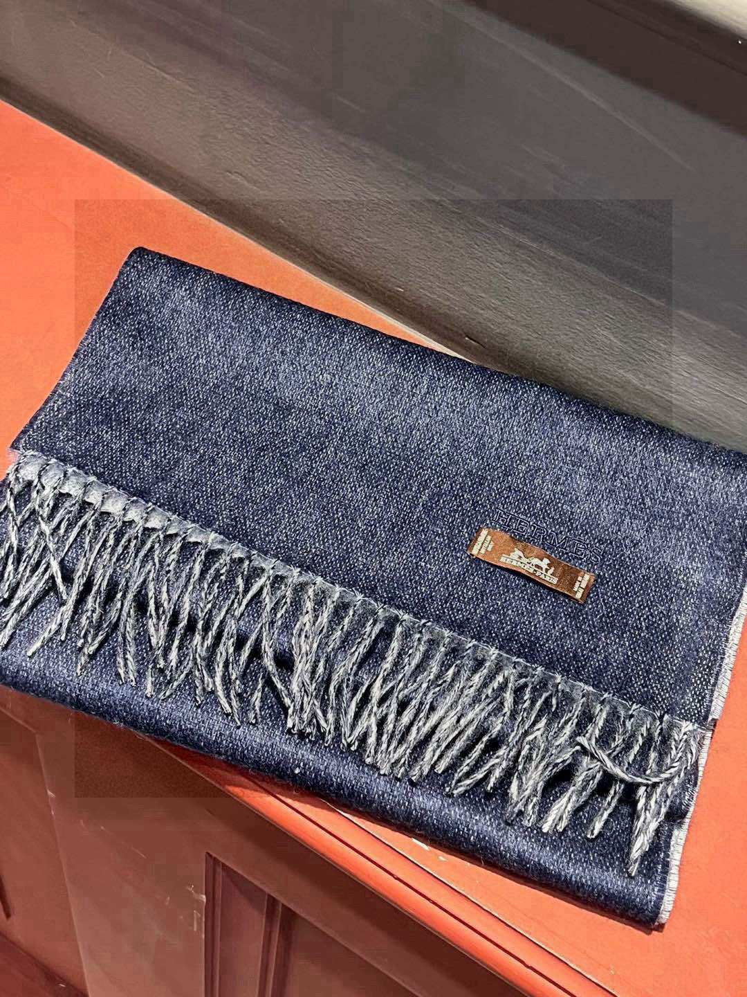     HERMFS【爱马仕】巴黎时装展双面羊绒围巾！采用蒙古高原细羊绒！手感满满地都是细腻的绒毛！这个