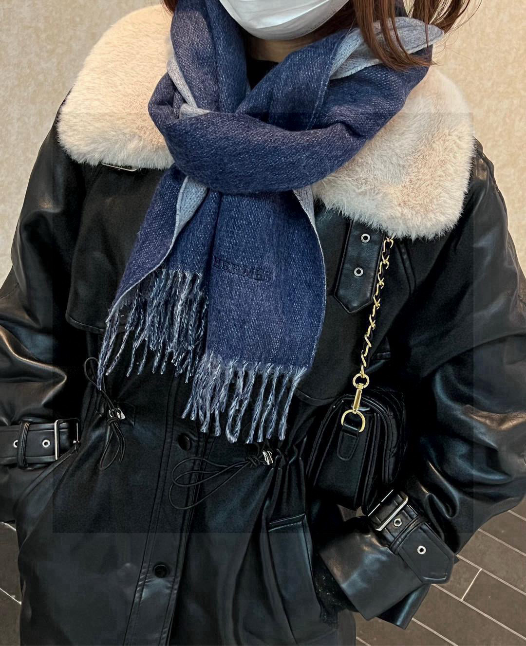     HERMFS【爱马仕】巴黎时装展双面羊绒围巾！采用蒙古高原细羊绒！手感满满地都是细腻的绒毛！这个