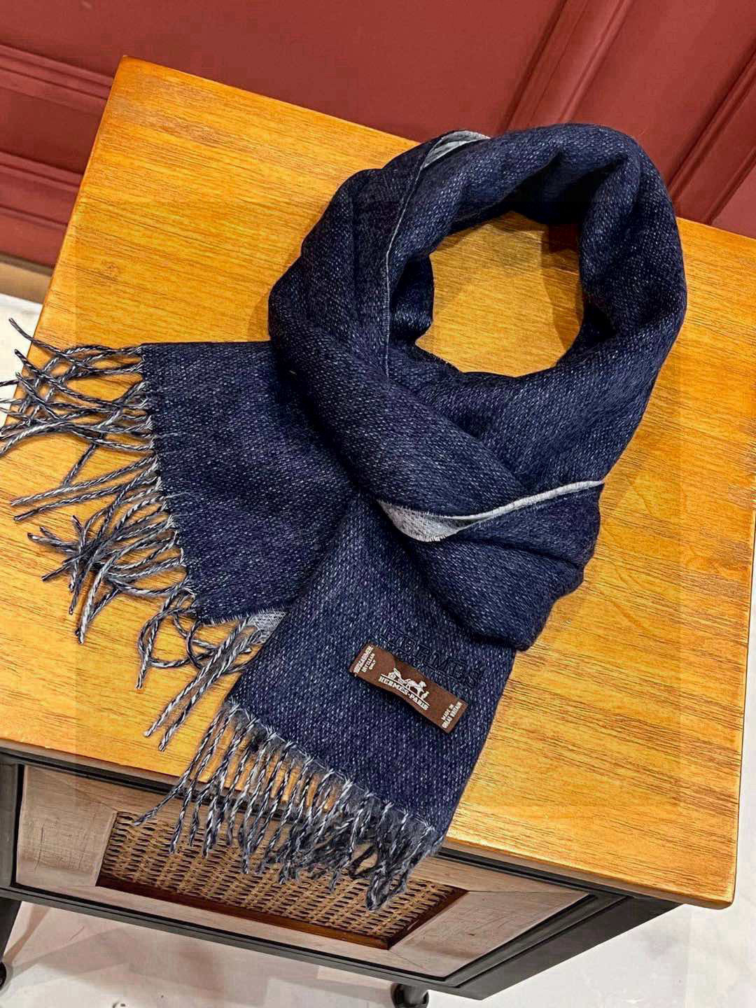     HERMFS【爱马仕】巴黎时装展双面羊绒围巾！采用蒙古高原细羊绒！手感满满地都是细腻的绒毛！这个