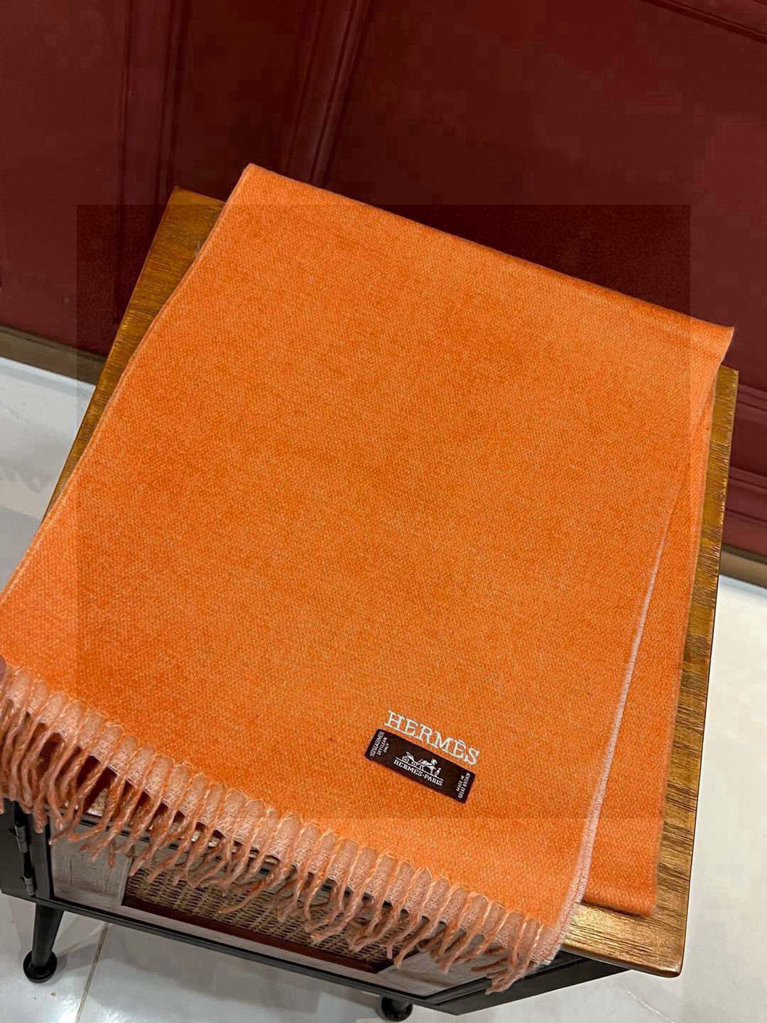     HERMFS【爱马仕】巴黎时装展双面羊绒围巾！采用蒙古高原细羊绒！手感满满地都是细腻的绒毛！这个