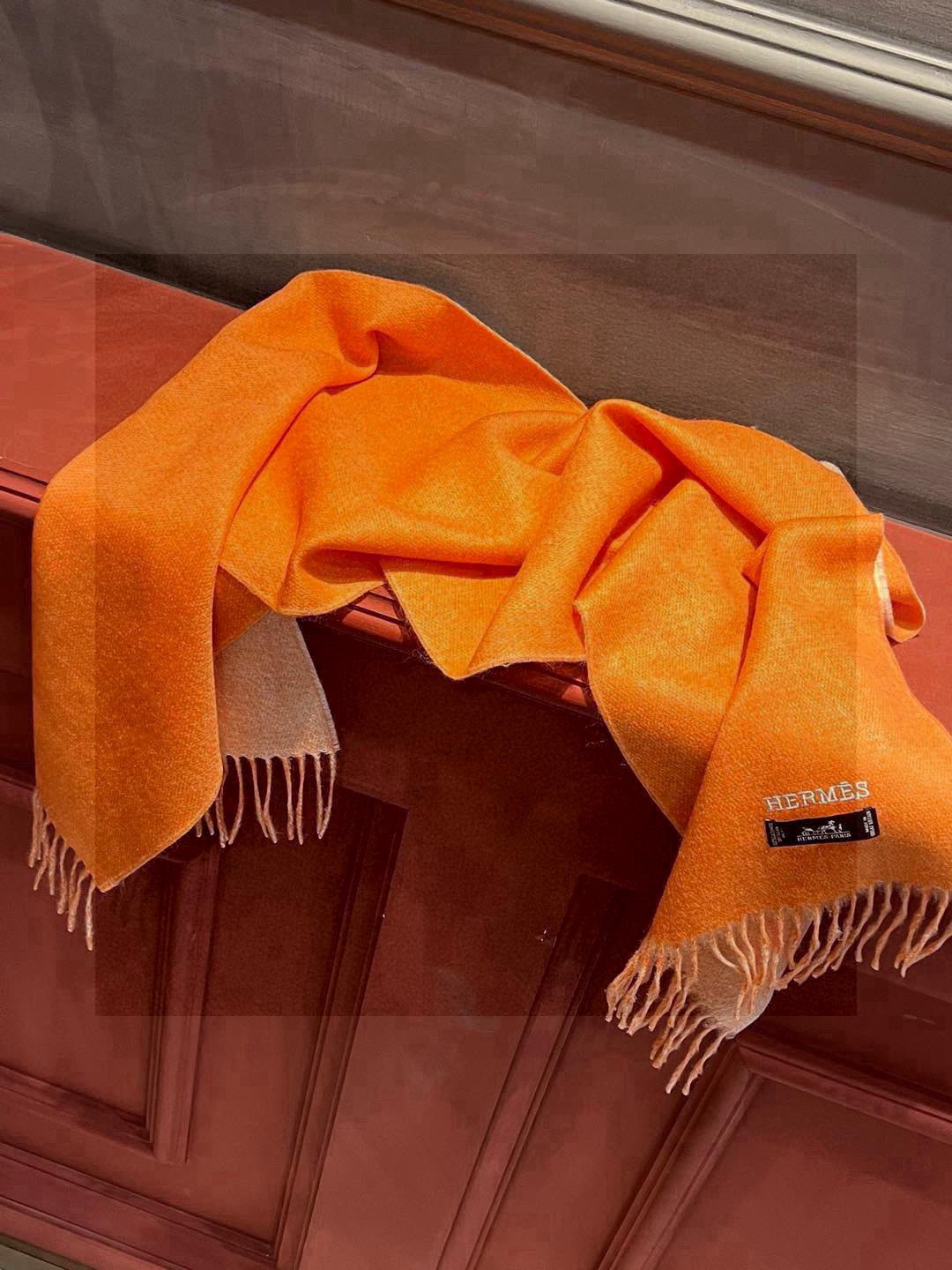     HERMFS【爱马仕】巴黎时装展双面羊绒围巾！采用蒙古高原细羊绒！手感满满地都是细腻的绒毛！这个