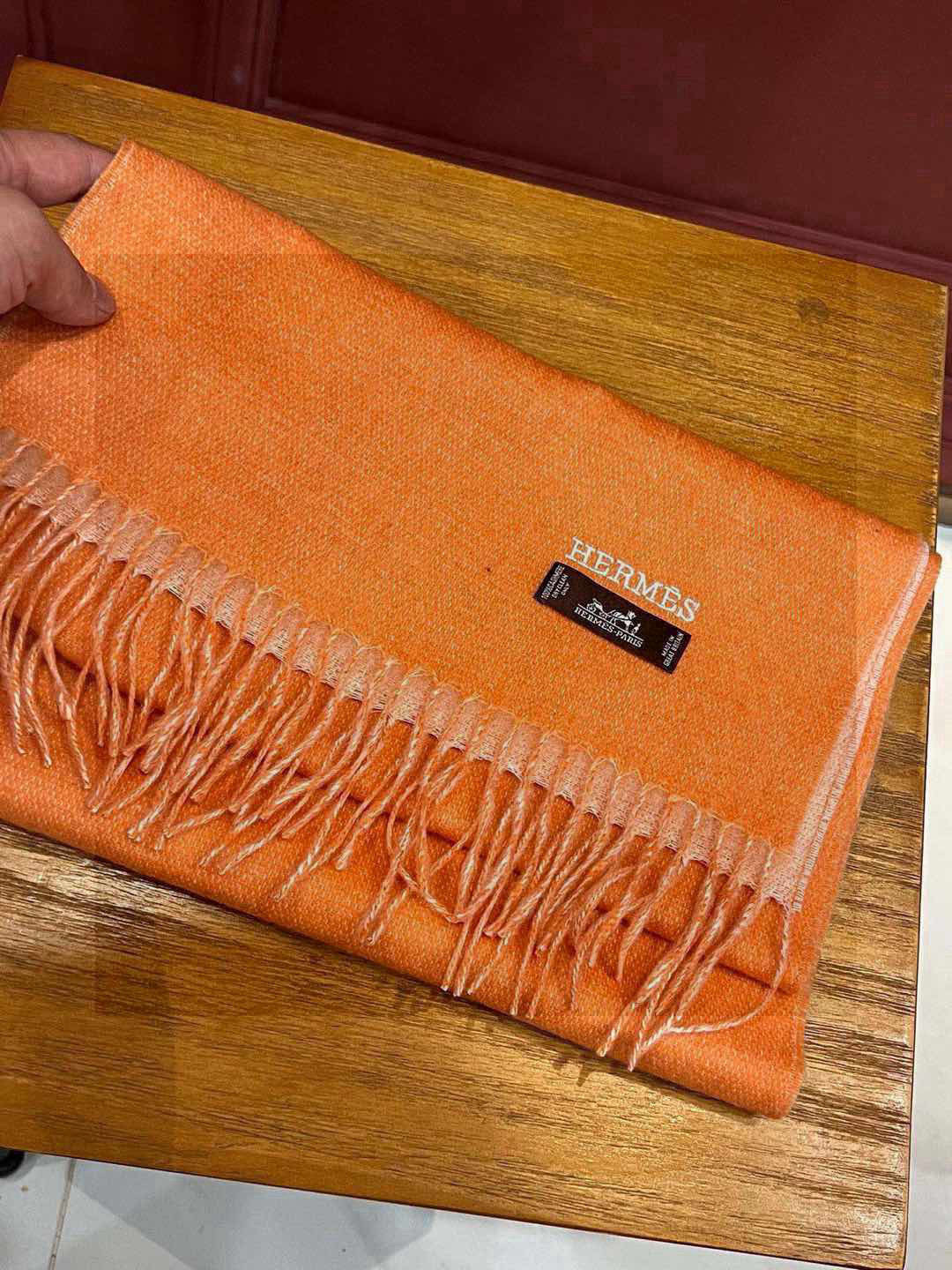     HERMFS【爱马仕】巴黎时装展双面羊绒围巾！采用蒙古高原细羊绒！手感满满地都是细腻的绒毛！这个