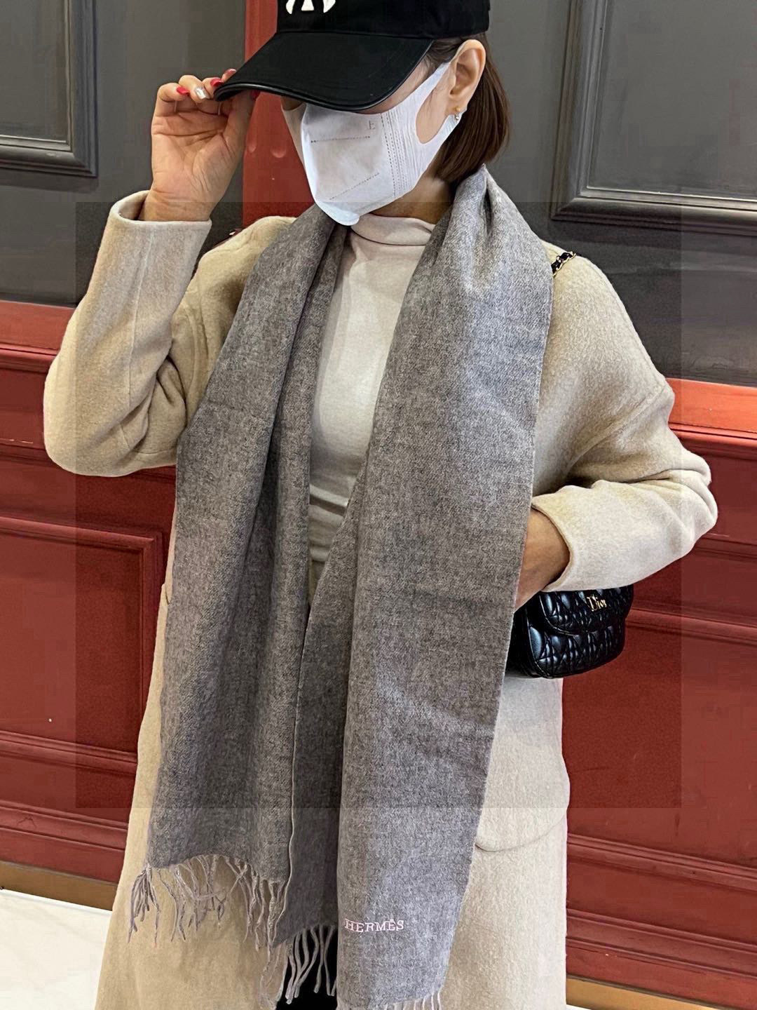     HERMFS【爱马仕】巴黎时装展双面羊绒围巾！采用蒙古高原细羊绒！手感满满地都是细腻的绒毛！这个