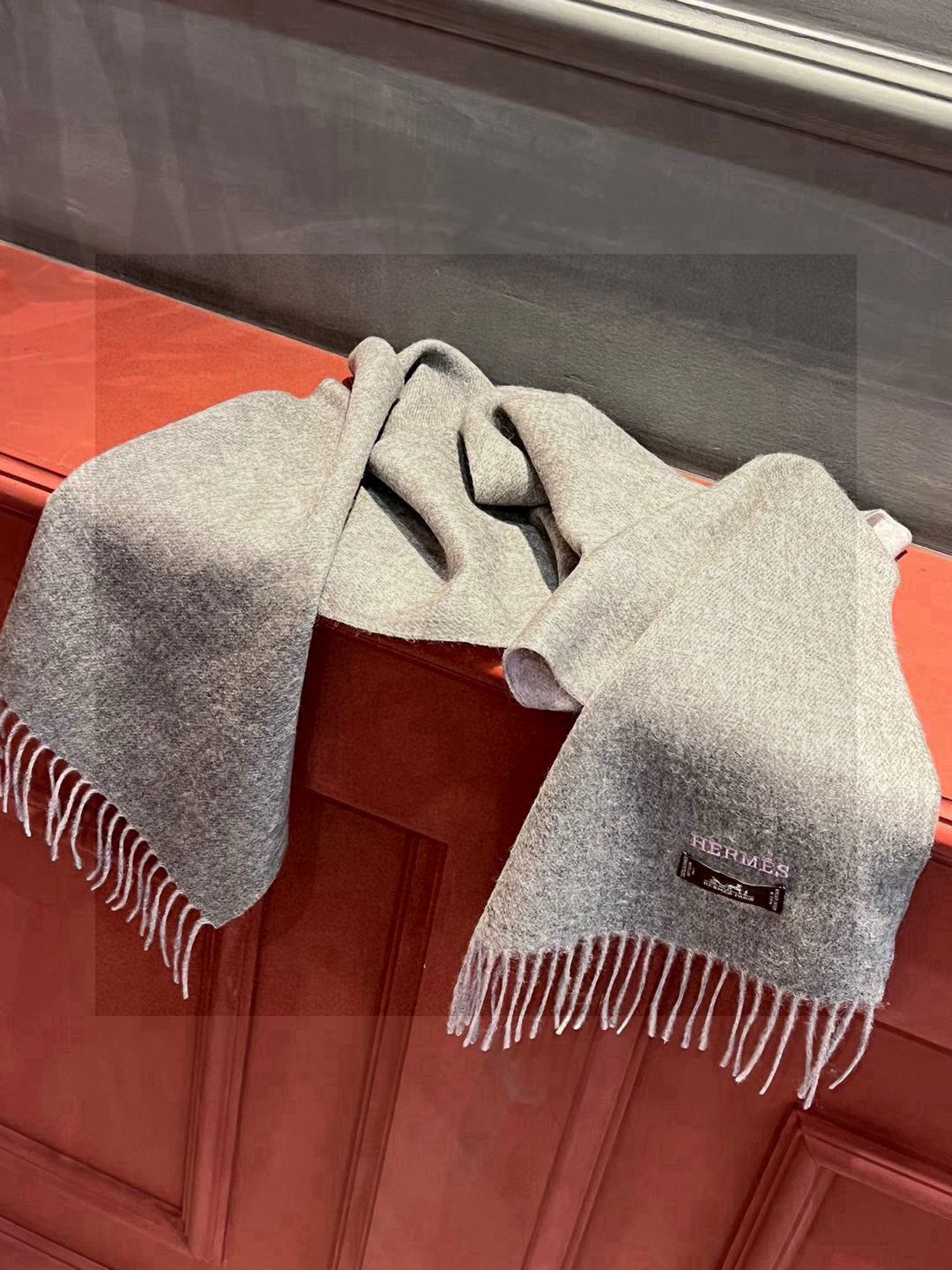     HERMFS【爱马仕】巴黎时装展双面羊绒围巾！采用蒙古高原细羊绒！手感满满地都是细腻的绒毛！这个