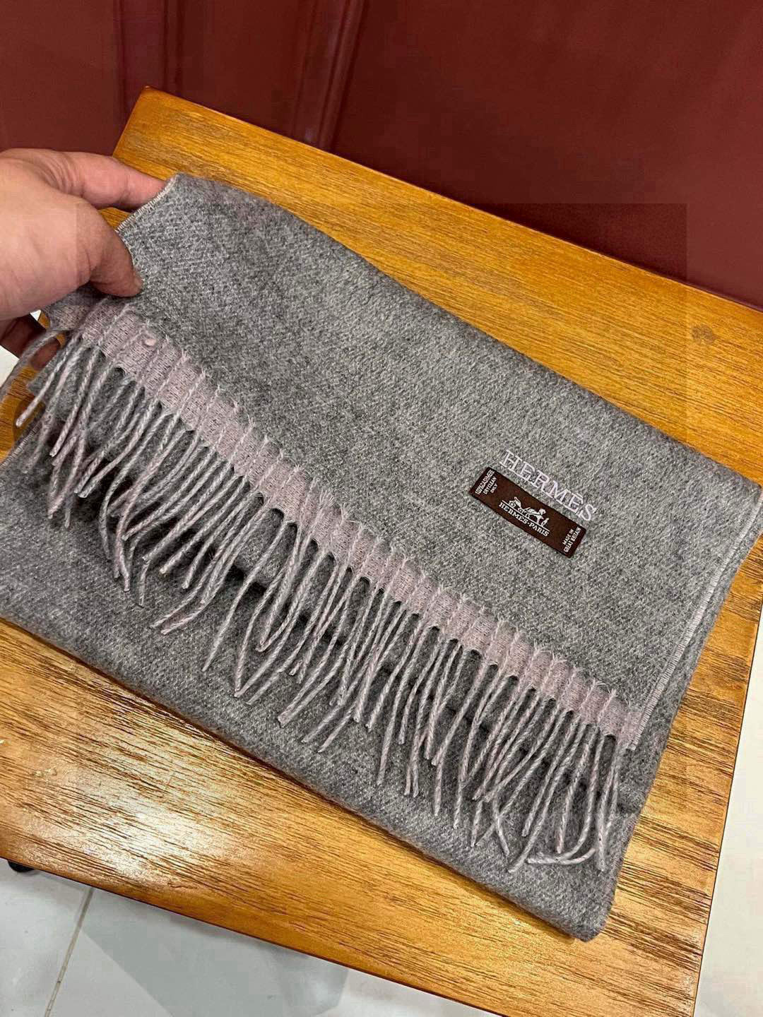     HERMFS【爱马仕】巴黎时装展双面羊绒围巾！采用蒙古高原细羊绒！手感满满地都是细腻的绒毛！这个