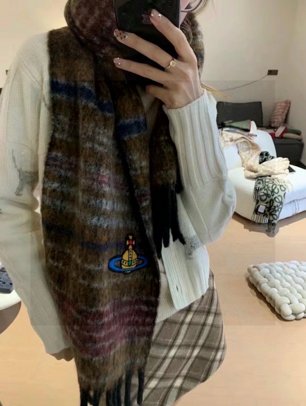  西太后超美新款马海毛围巾！超级推荐入手！质感好货！主打的马海毛围巾~据说超难买哦！！做工非常精致，很有