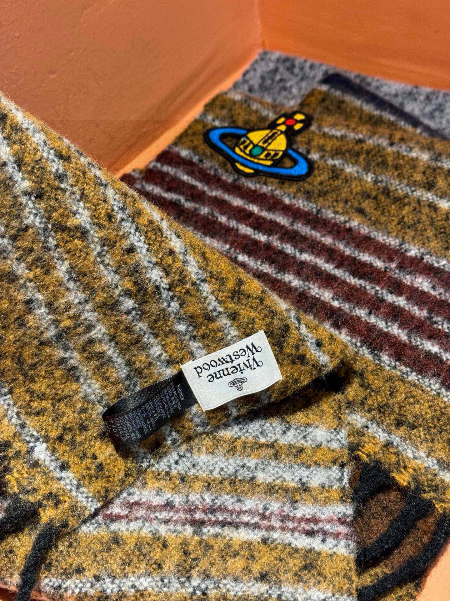  西太后超美新款马海毛围巾！超级推荐入手！质感好货！主打的马海毛围巾~据说超难买哦！！做工非常精致，很有