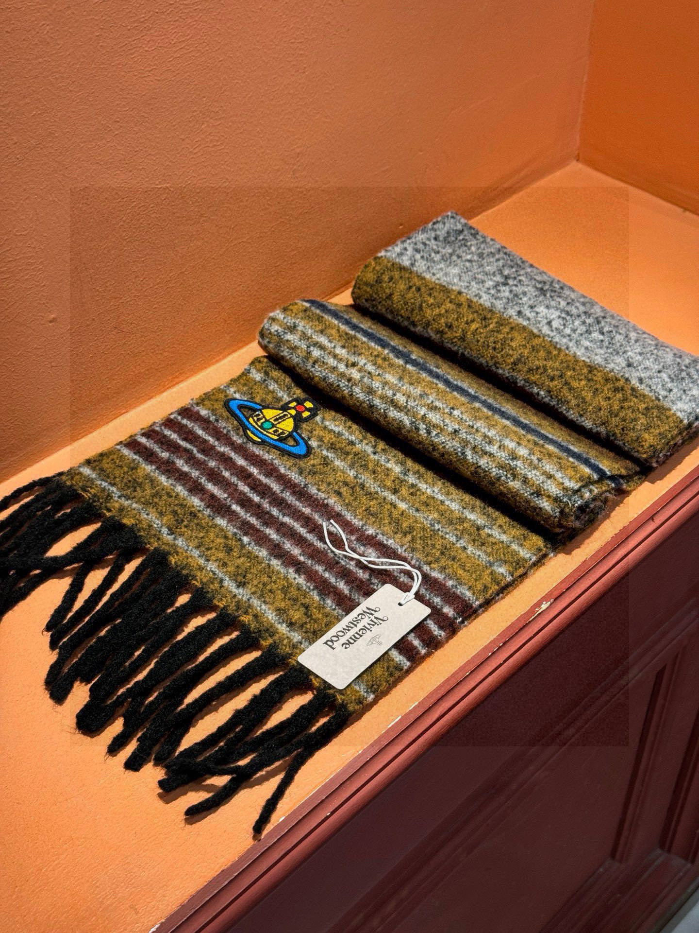  西太后超美新款马海毛围巾！超级推荐入手！质感好货！主打的马海毛围巾~据说超难买哦！！做工非常精致，很有