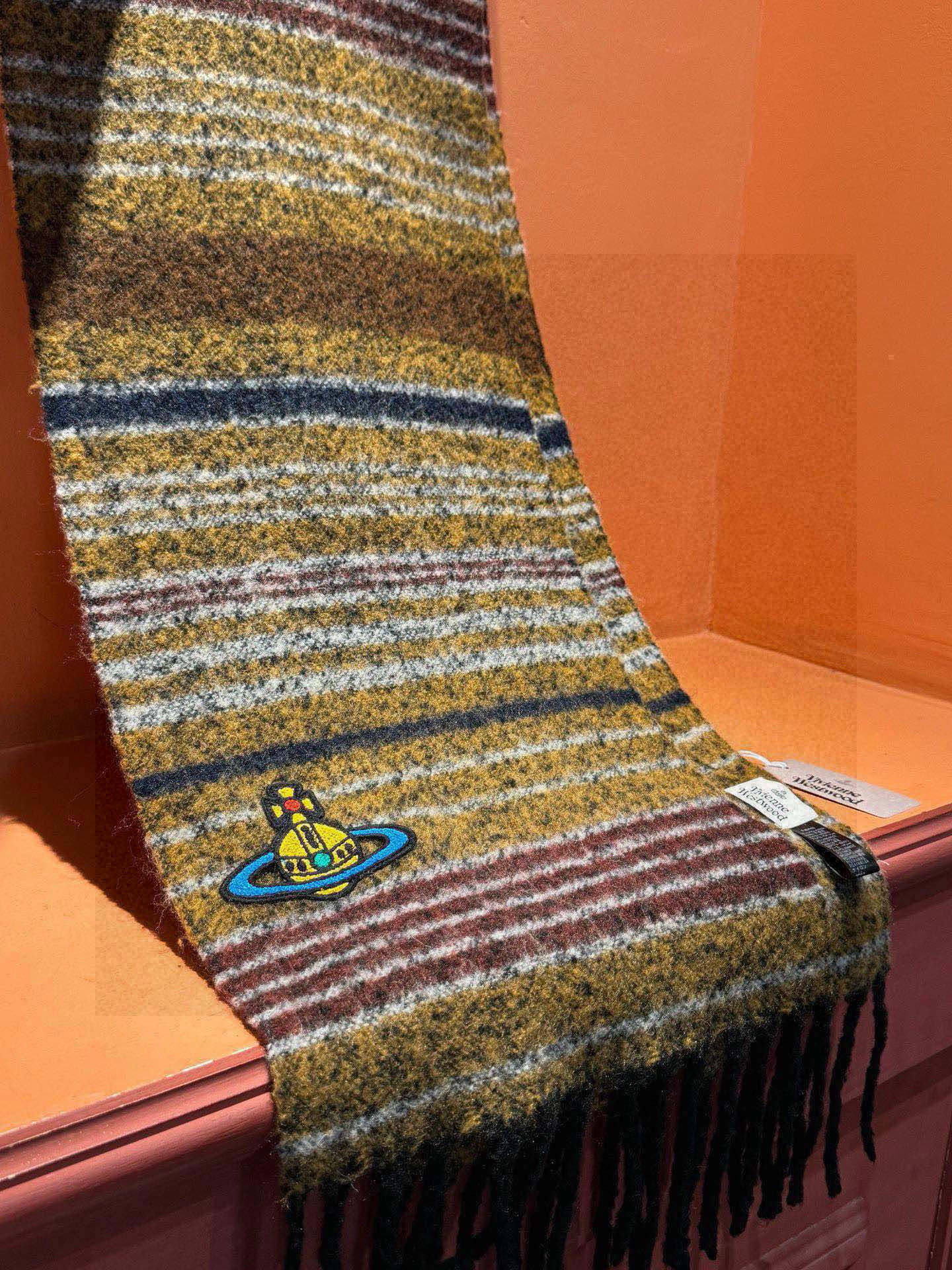  西太后超美新款马海毛围巾！超级推荐入手！质感好货！主打的马海毛围巾~据说超难买哦！！做工非常精致，很有