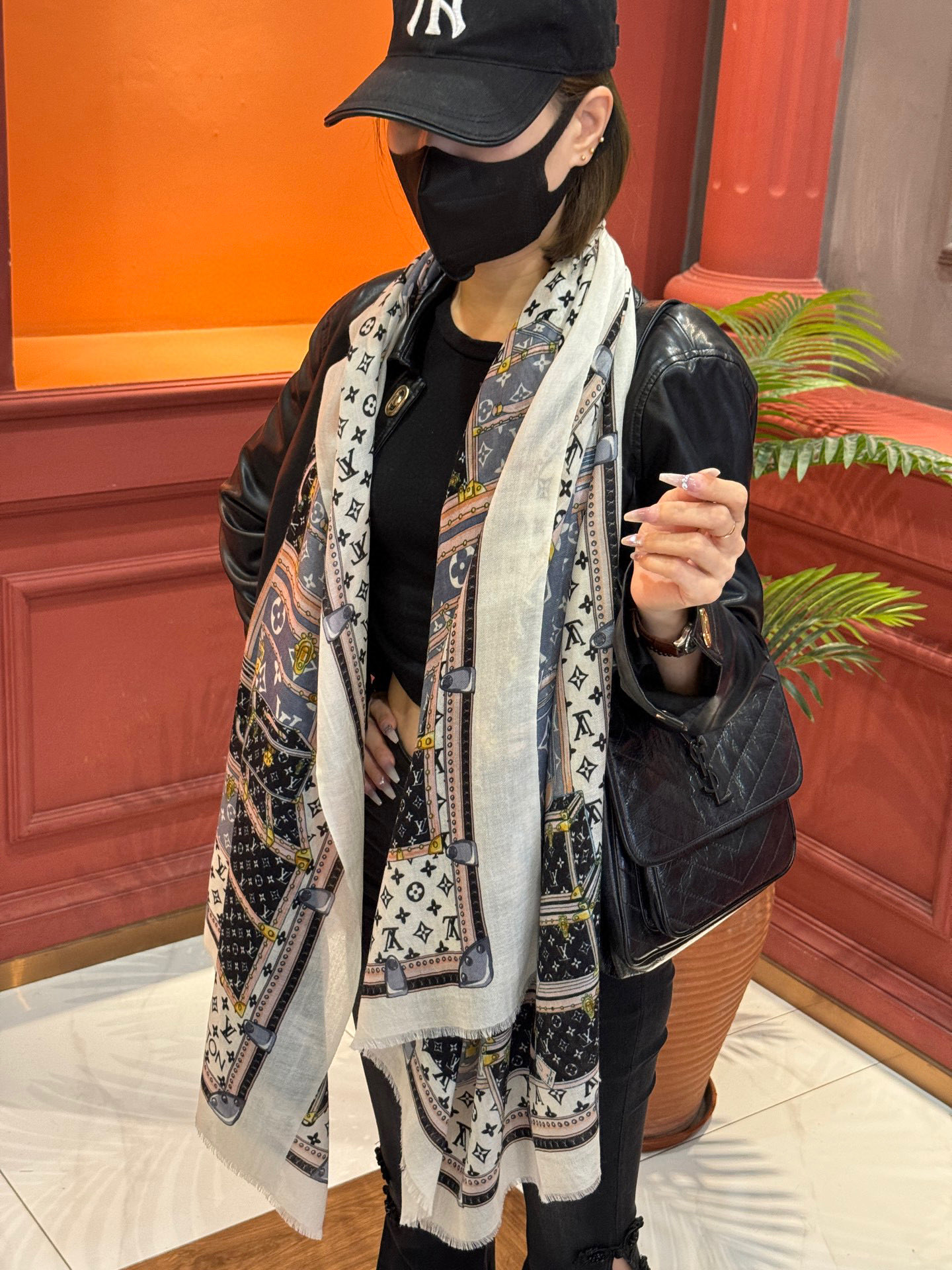 上新🆕❤️ 
lv 旅行包🔒款～ 
新款羊绒😍专柜同步🌈✨这个size不大不小特别好搭配，品质超级好‼️