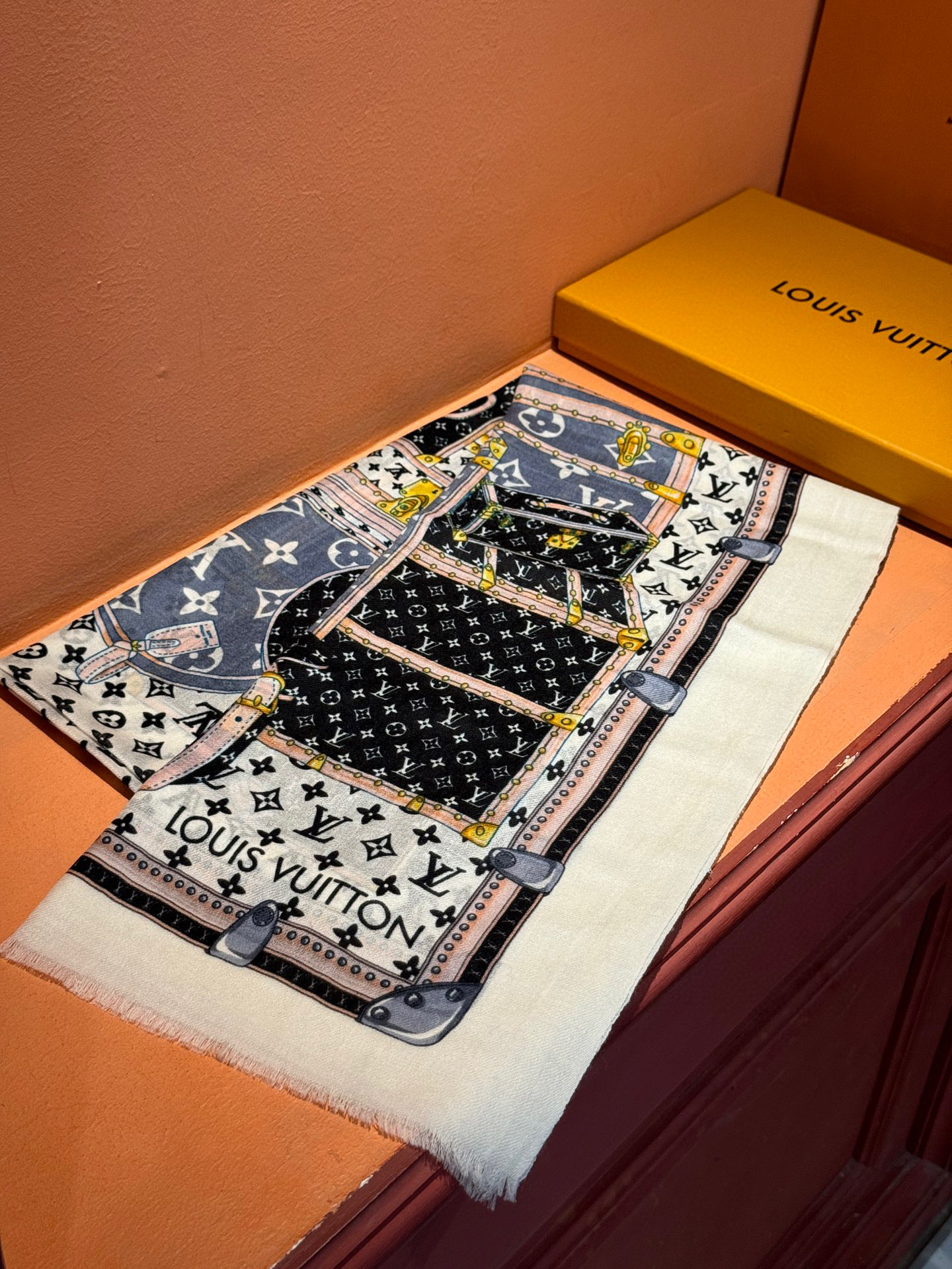 上新🆕❤️ 
lv 旅行包🔒款～ 
新款羊绒😍专柜同步🌈✨这个size不大不小特别好搭配，品质超级好‼️