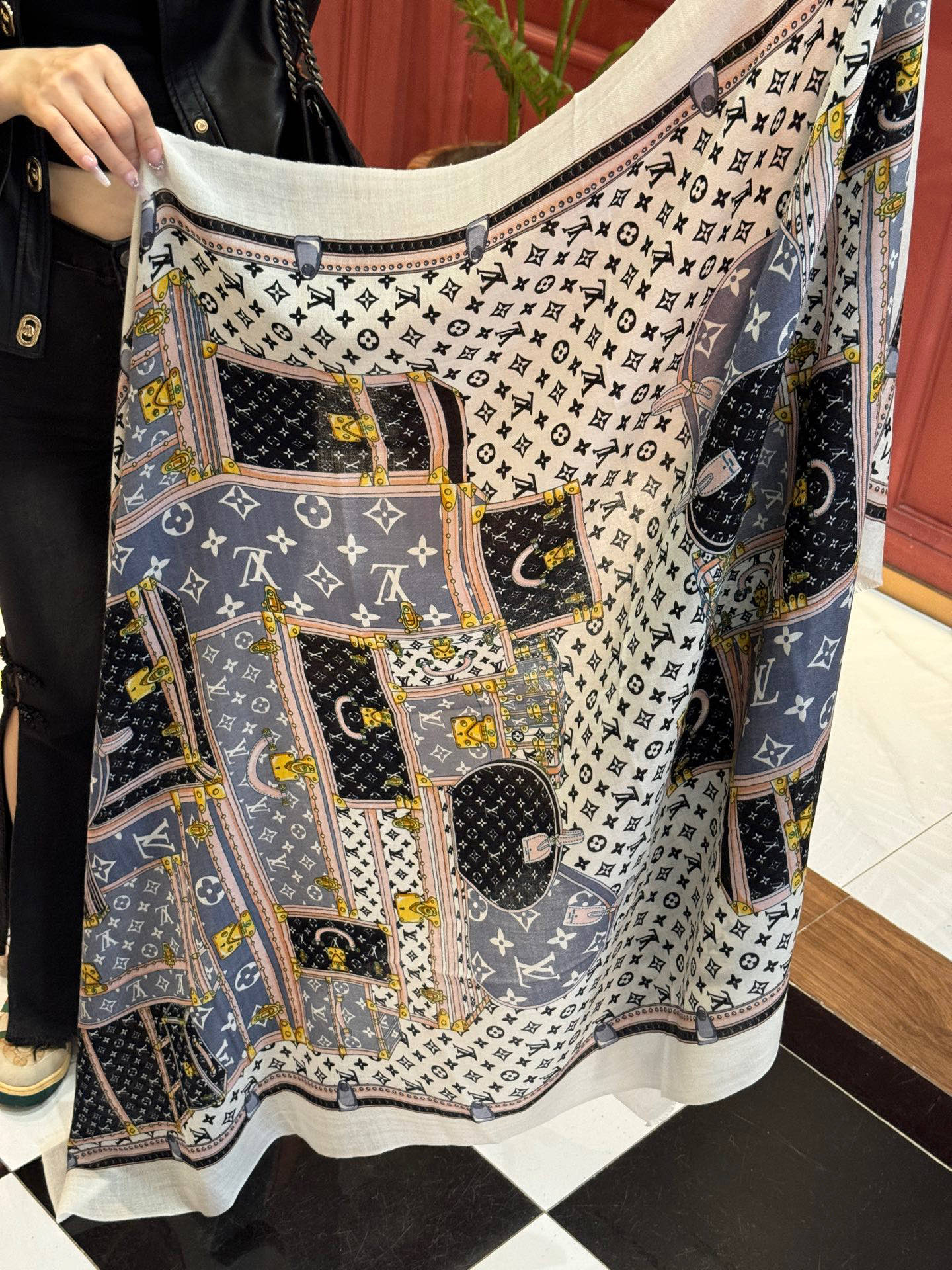 上新🆕❤️ 
lv 旅行包🔒款～ 
新款羊绒😍专柜同步🌈✨这个size不大不小特别好搭配，品质超级好‼️