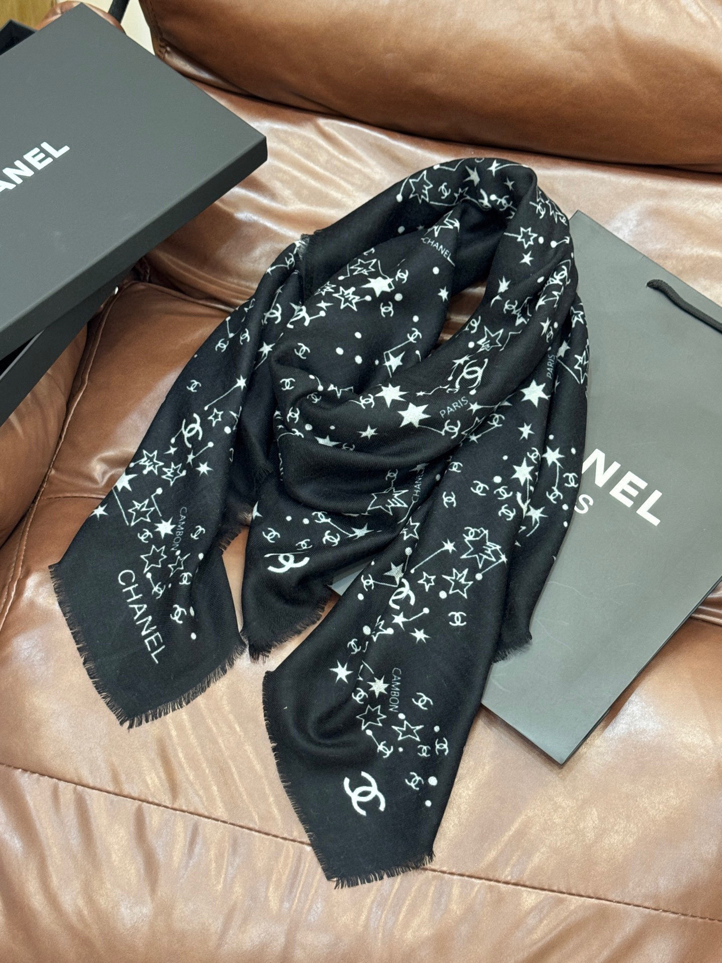  𝑪𝒉𝒂𝒏𝒆𝒍 • 25𝑪《星星物语》四季披肩黑色！
Size：140x140cm 100%羊绒
轻盈柔