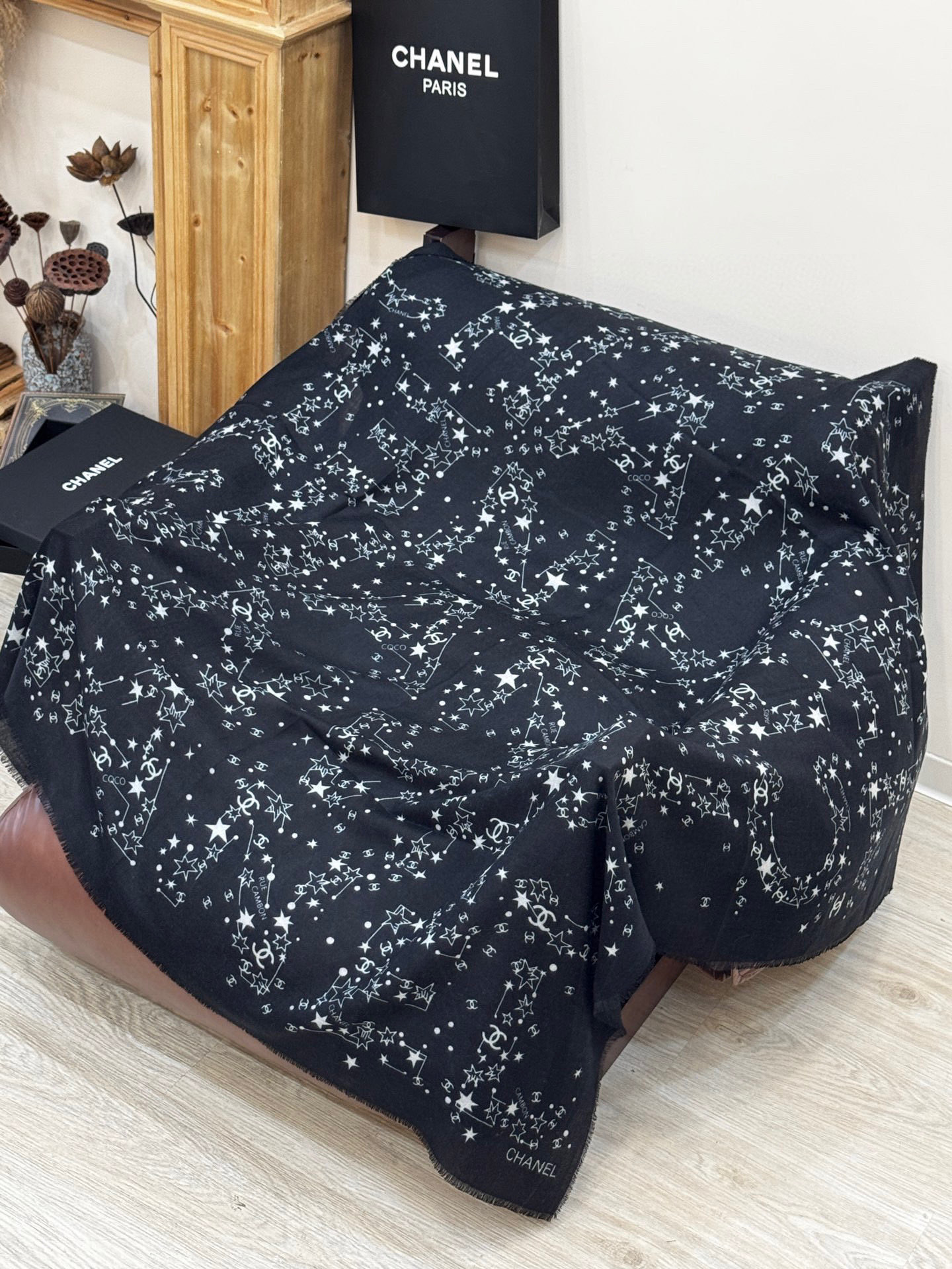  𝑪𝒉𝒂𝒏𝒆𝒍 • 25𝑪《星星物语》四季披肩黑色！
Size：140x140cm 100%羊绒
轻盈柔