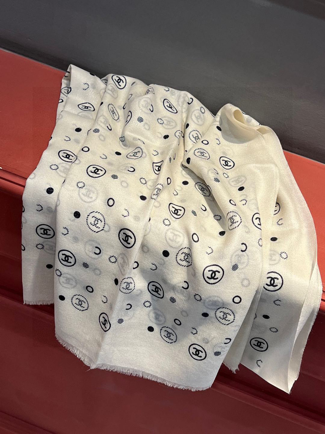  上新🌟 会发光发亮的围巾 💄💋新款客供银线💖羊绒面料长巾 😘美翻了流泪【小香银线图标】，御用殿堂级极品