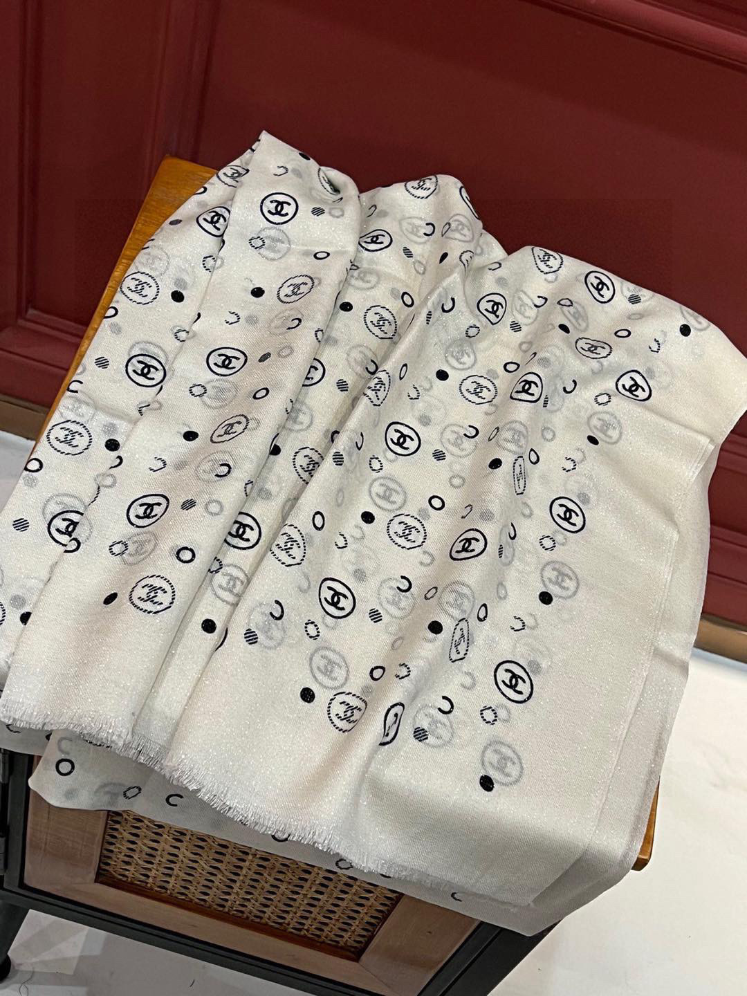  上新🌟 会发光发亮的围巾 💄💋新款客供银线💖羊绒面料长巾 😘美翻了流泪【小香银线图标】，御用殿堂级极品