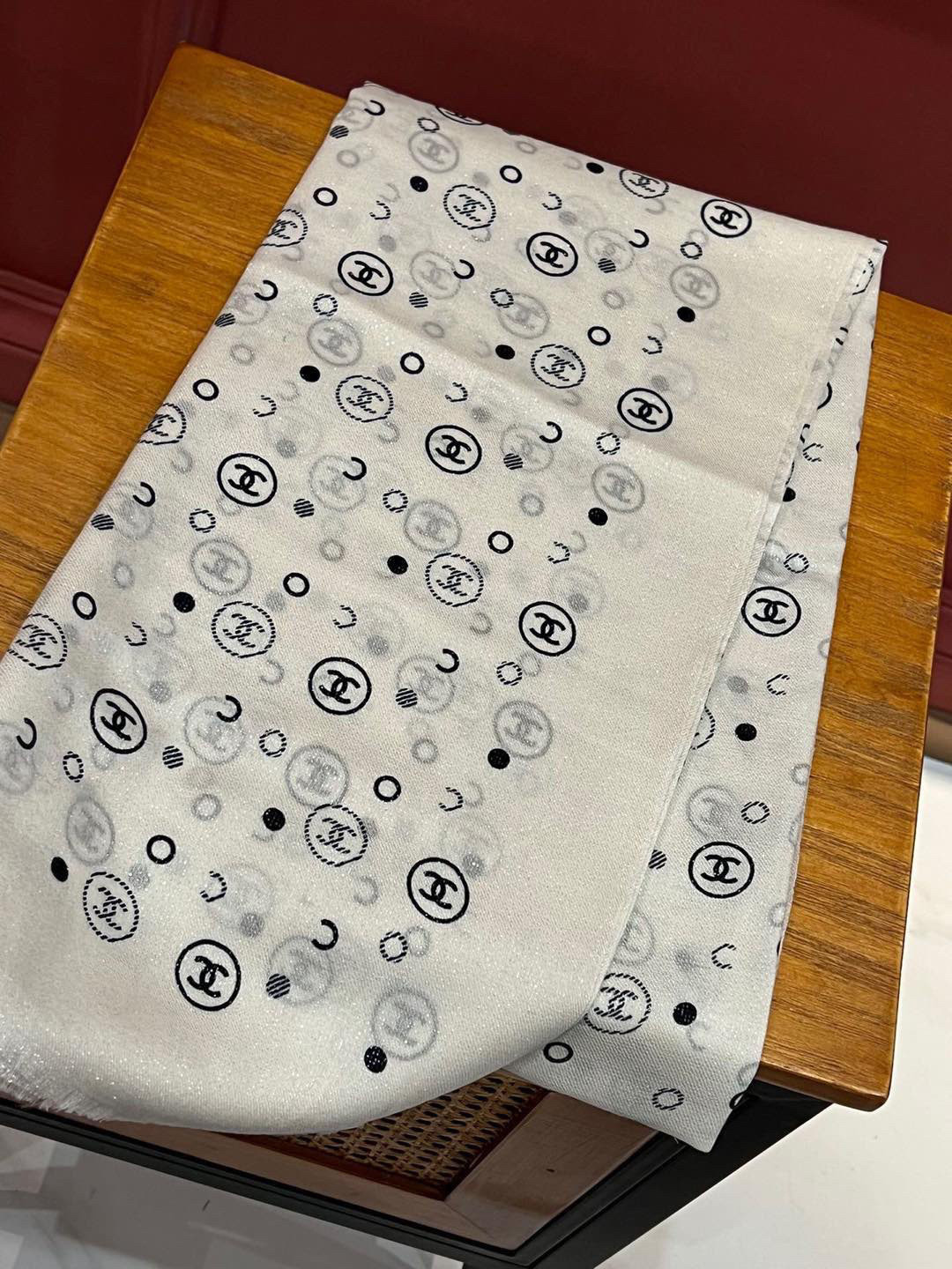  上新🌟 会发光发亮的围巾 💄💋新款客供银线💖羊绒面料长巾 😘美翻了流泪【小香银线图标】，御用殿堂级极品