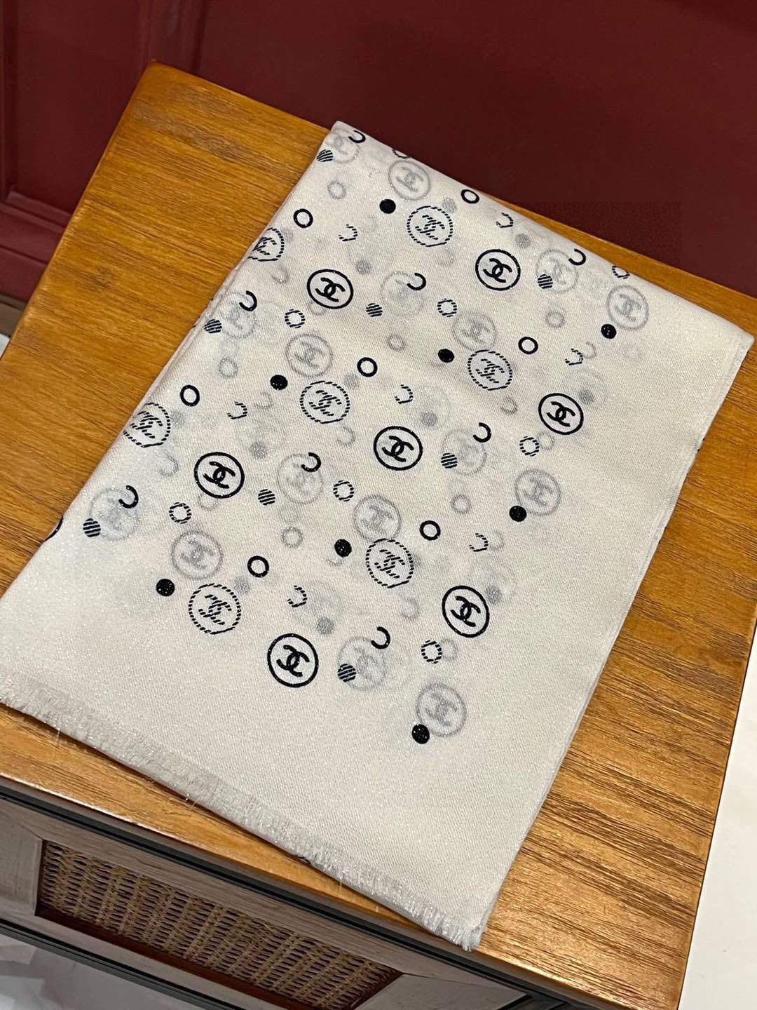  上新🌟 会发光发亮的围巾 💄💋新款客供银线💖羊绒面料长巾 😘美翻了流泪【小香银线图标】，御用殿堂级极品