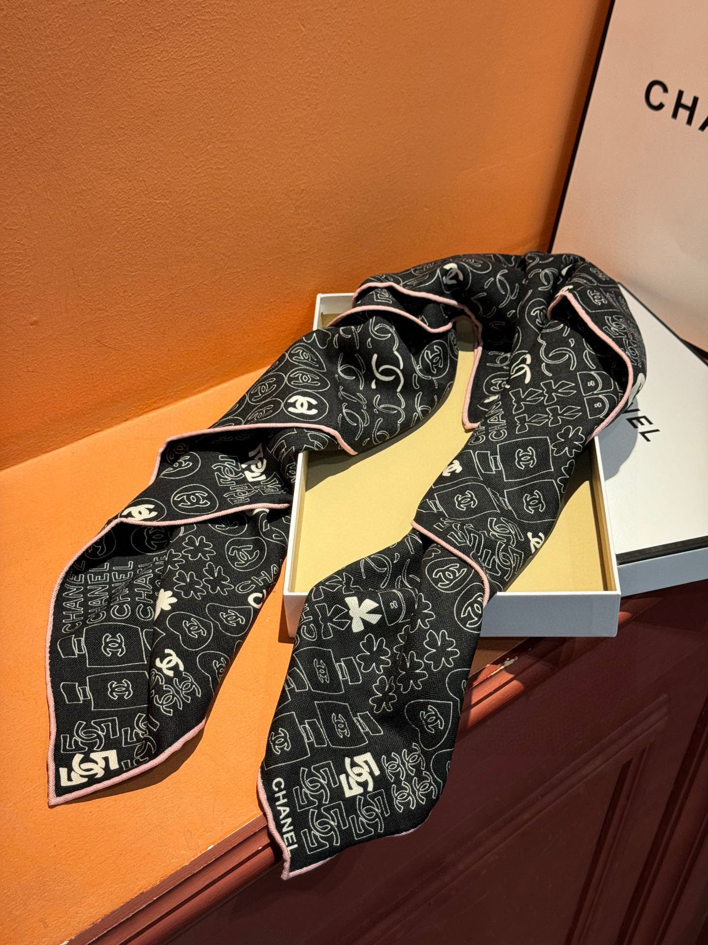   上新❤️
【2025Chanel】 
经典茶花优雅Coco风，Chanel最新菱格丝绒大方巾~气质到