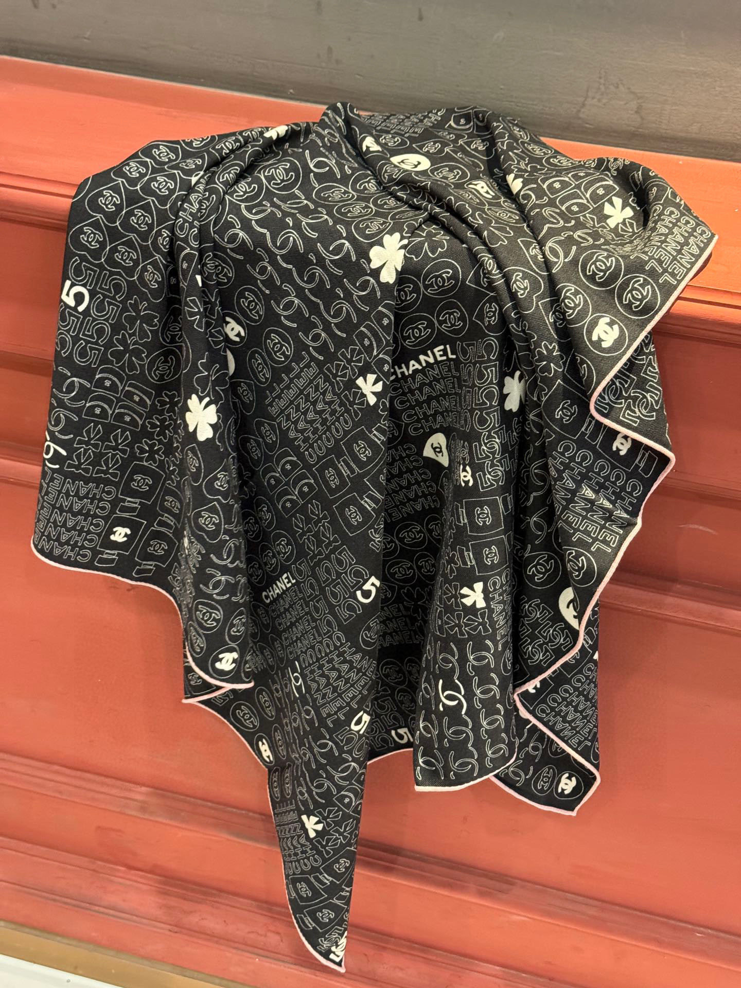   上新❤️
【2025Chanel】 
经典茶花优雅Coco风，Chanel最新菱格丝绒大方巾~气质到