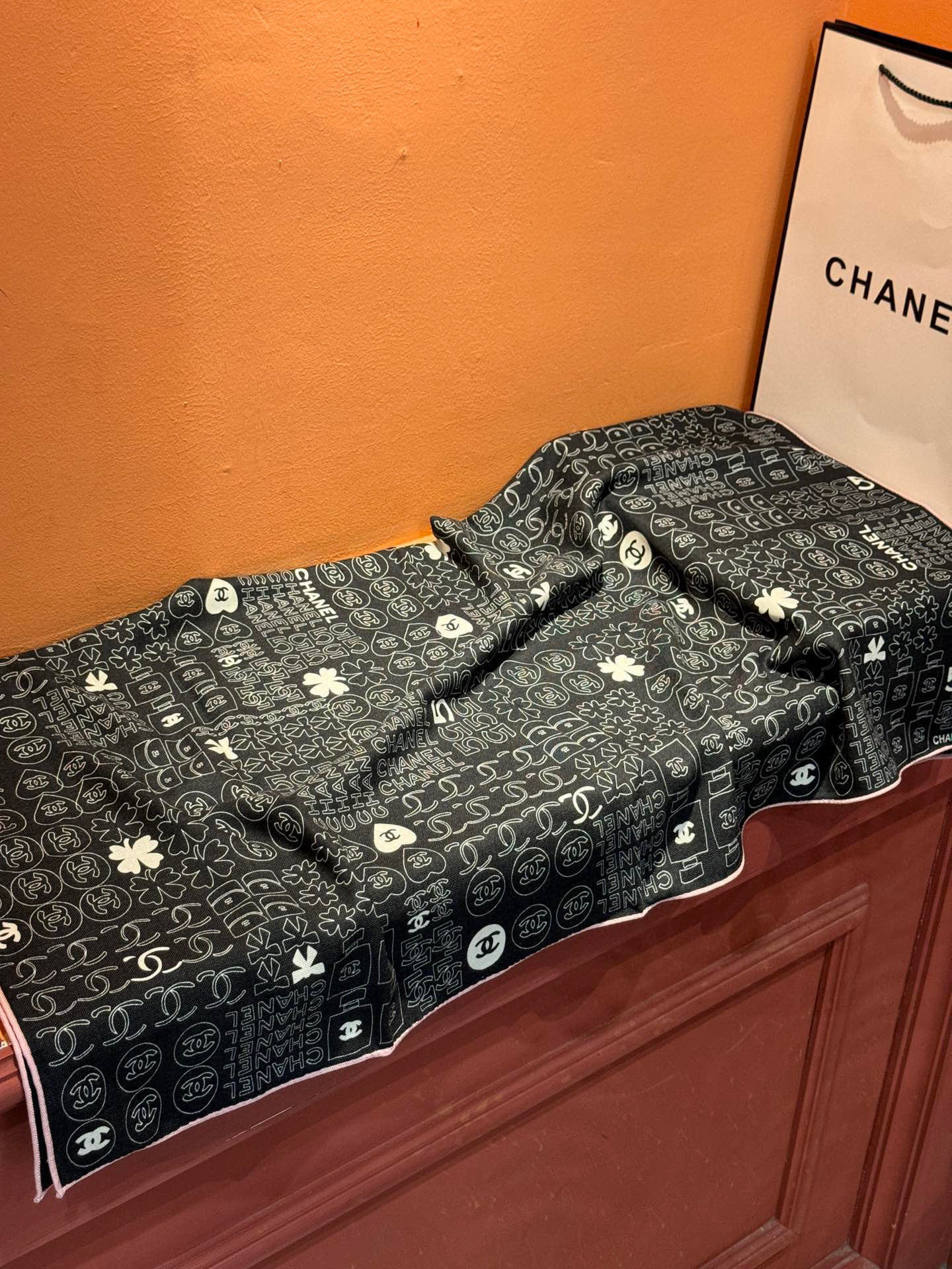   上新❤️
【2025Chanel】 
经典茶花优雅Coco风，Chanel最新菱格丝绒大方巾~气质到