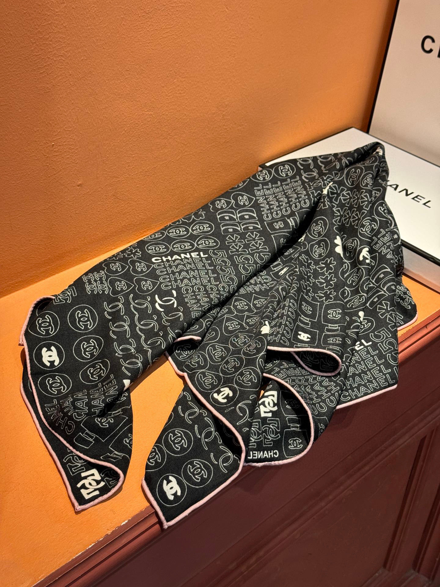   上新❤️
【2025Chanel】 
经典茶花优雅Coco风，Chanel最新菱格丝绒大方巾~气质到